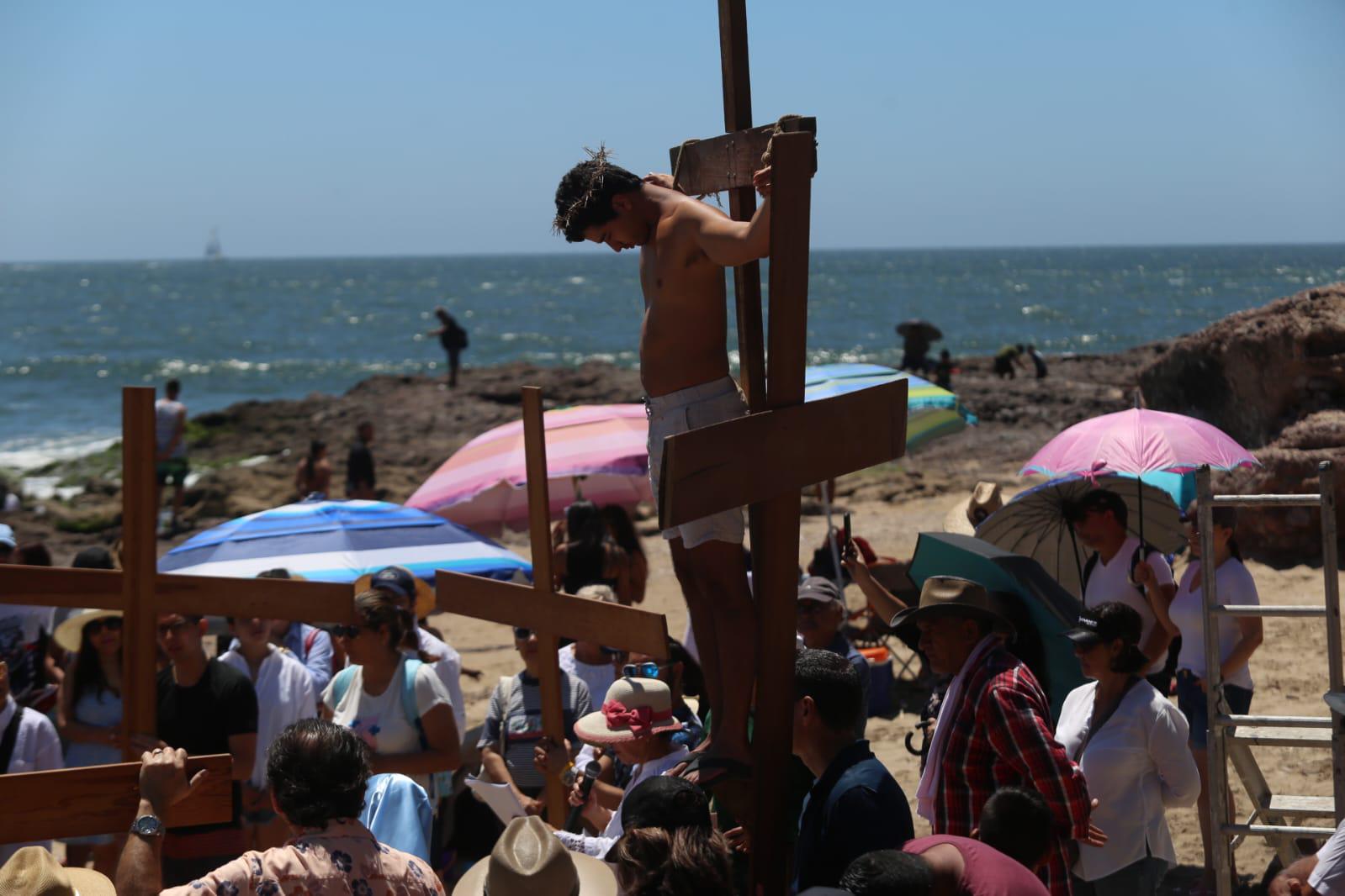 $!Llega Viacrucis de San Judas Tadeo a la playa de Zona Dorada