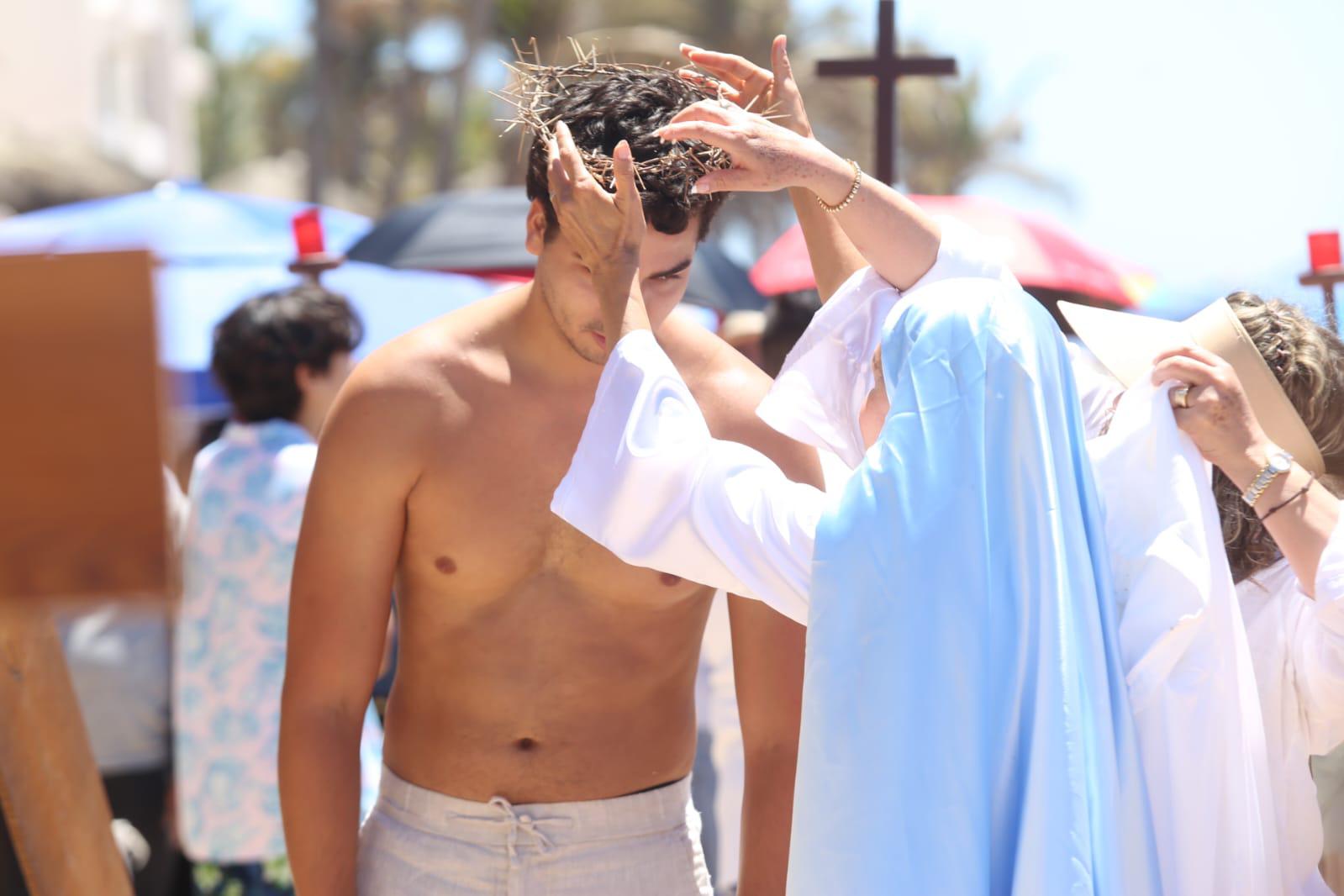 $!Llega Viacrucis de San Judas Tadeo a la playa de Zona Dorada