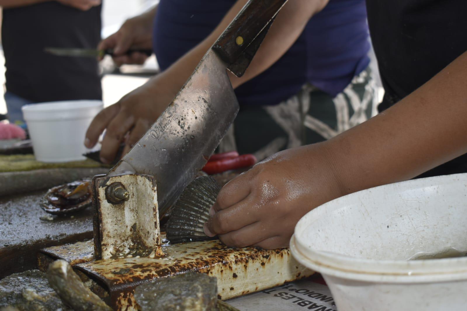 $!‘El Marisquerito de Culiacán’, el niño de 13 años que se viralizó por su talento para preparar ostiones y patas de mula