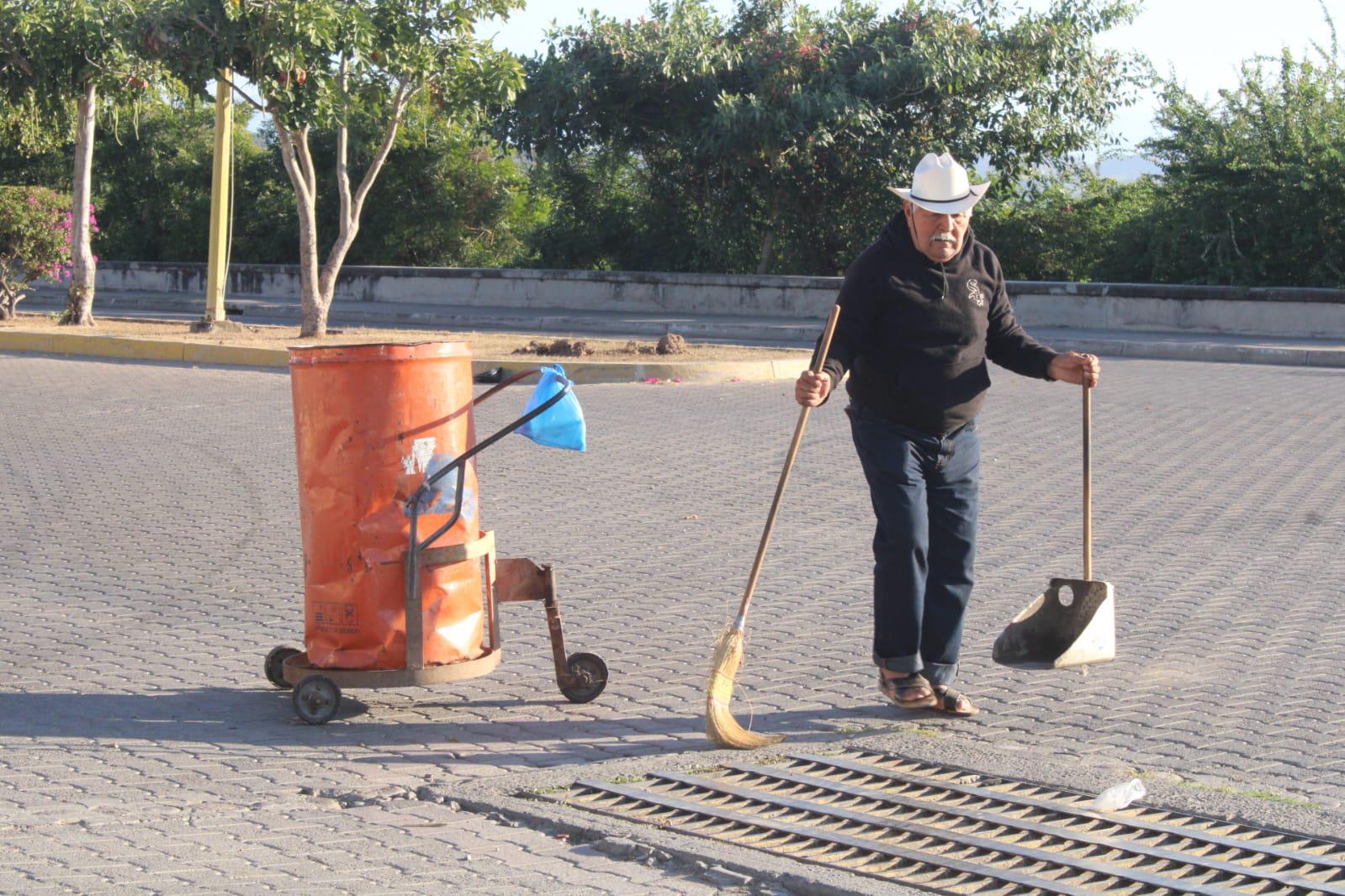 $!Ernesto ‘El Polacas’, 20 años dedicado a la limpieza de Rosario; la mitad de ese tiempo con su tambito