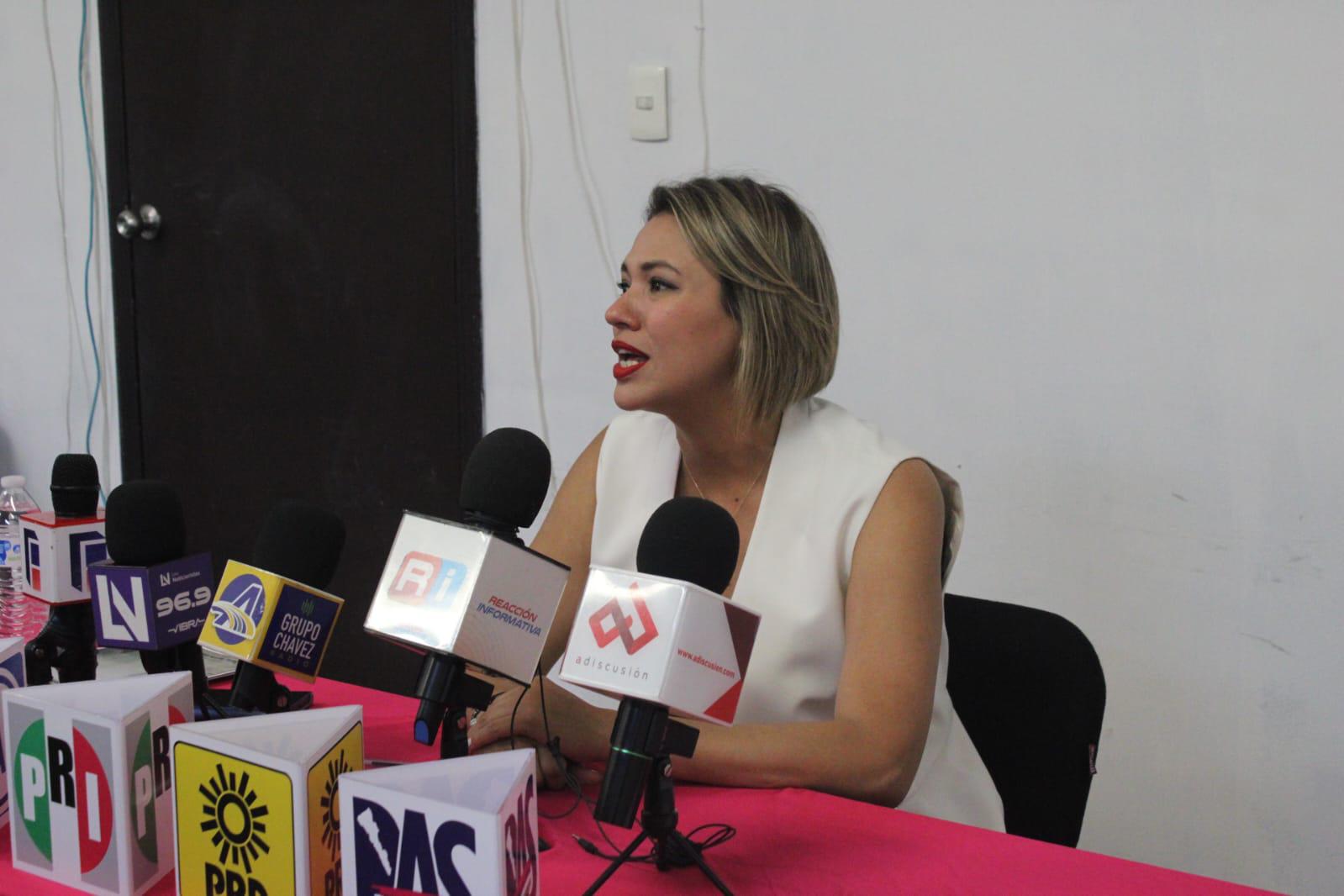 $!Érika Sánchez recibe su acta de mayoría como regidora del Ayuntamiento de Culiacán