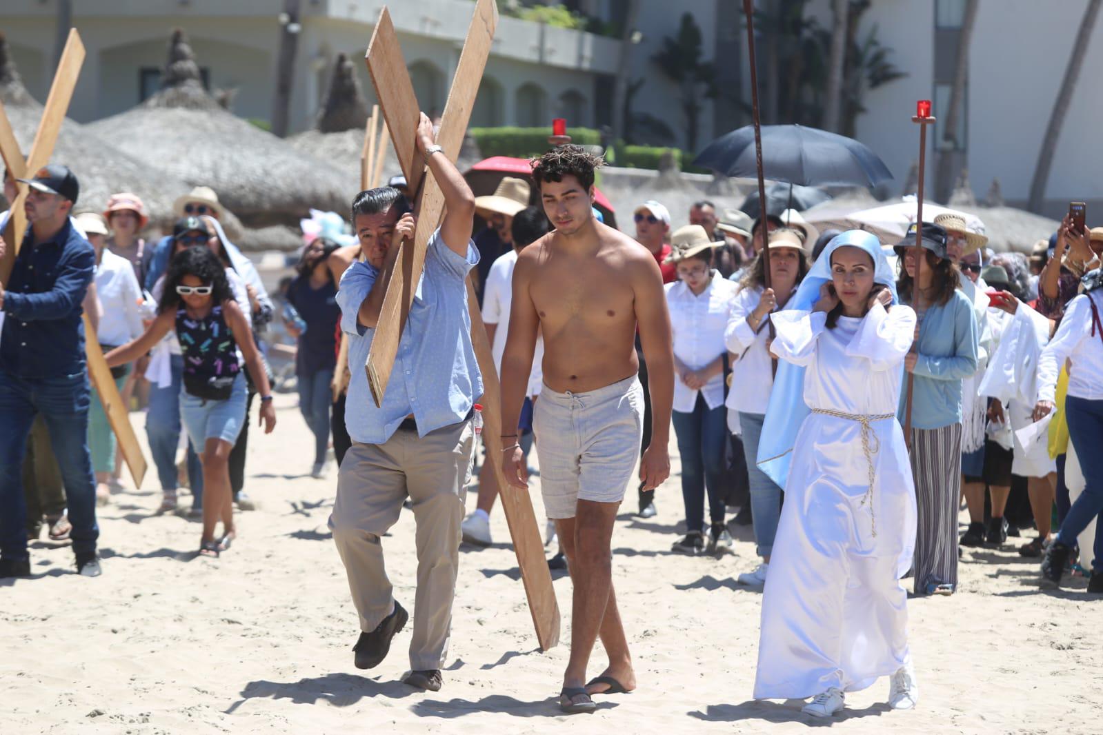 $!Llega Viacrucis de San Judas Tadeo a la playa de Zona Dorada