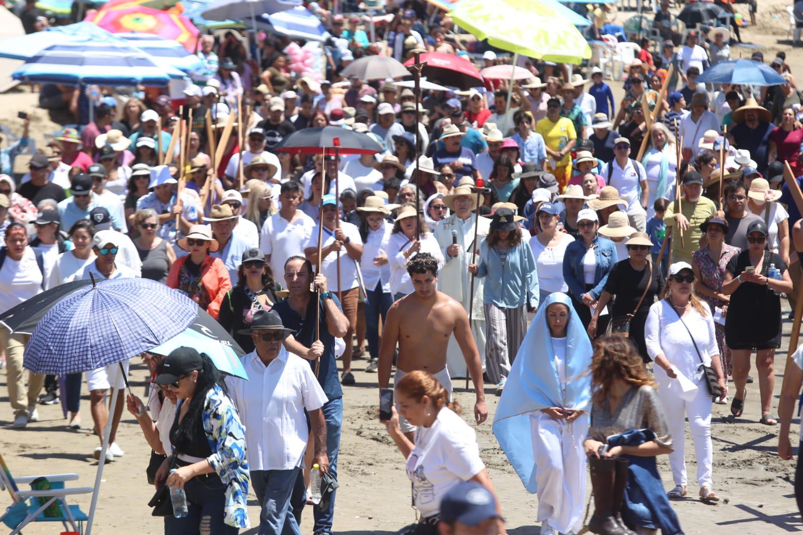 $!Llega Viacrucis de San Judas Tadeo a la playa de Zona Dorada