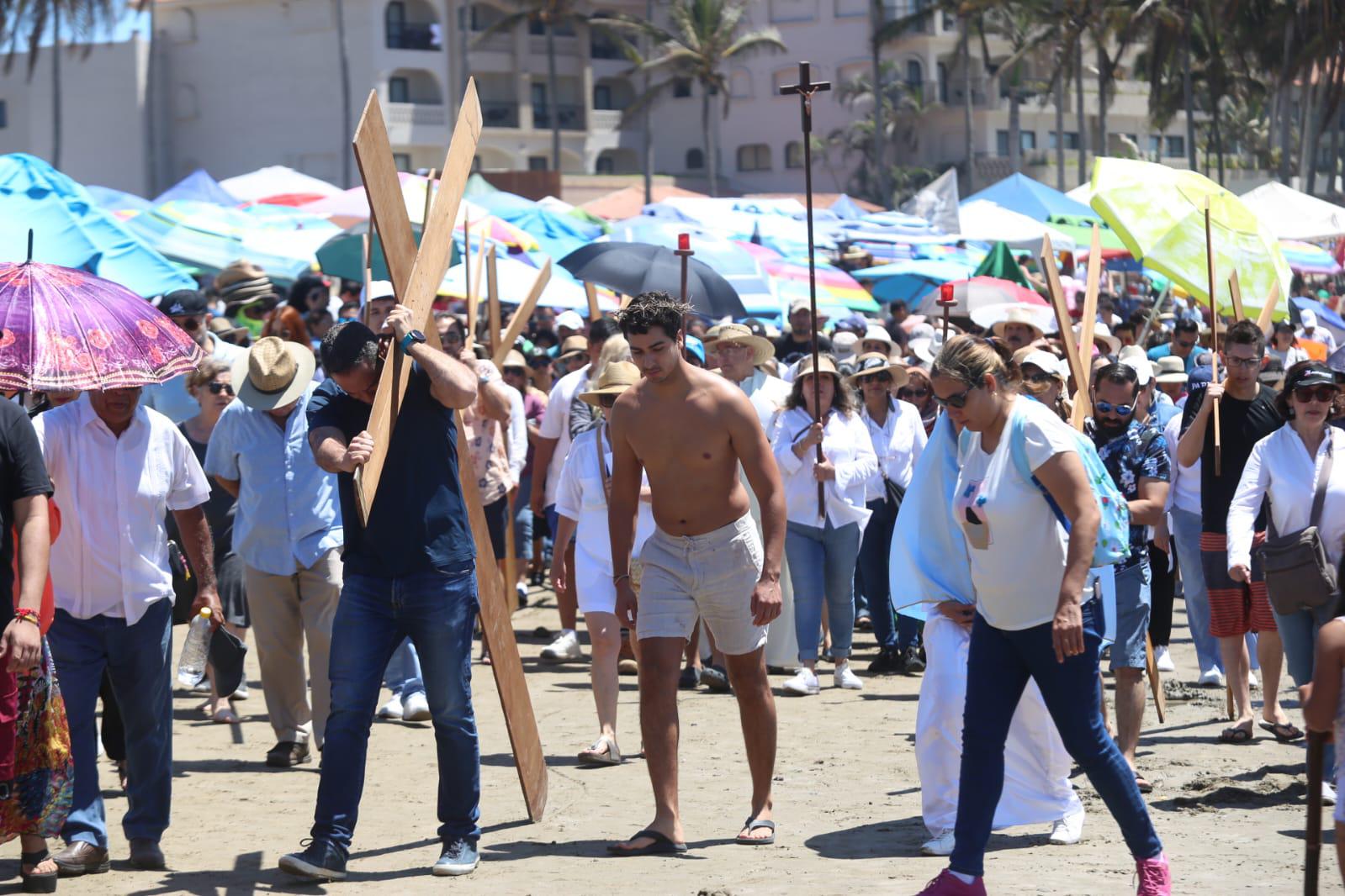 $!Llega Viacrucis de San Judas Tadeo a la playa de Zona Dorada