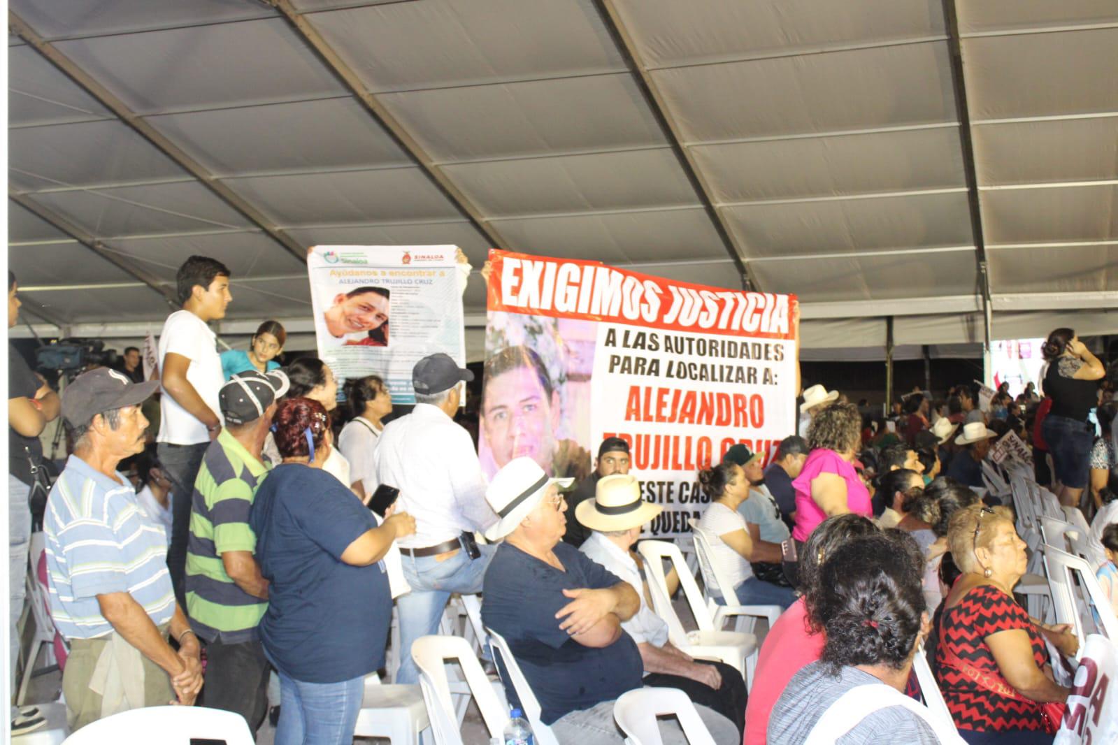 $!Familia de desaparecido se manifiesta en evento de AMLO para pedirle ayuda y encontrarlo