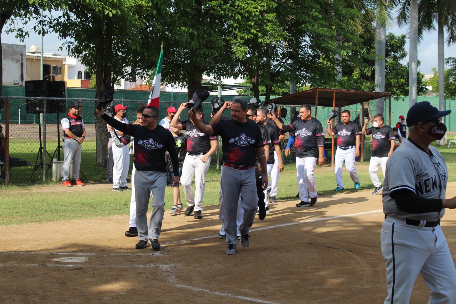 $!Antonio Mejía y Mario Gaxiola son homenajeados al inaugurarse el softbol del Villa Universidad