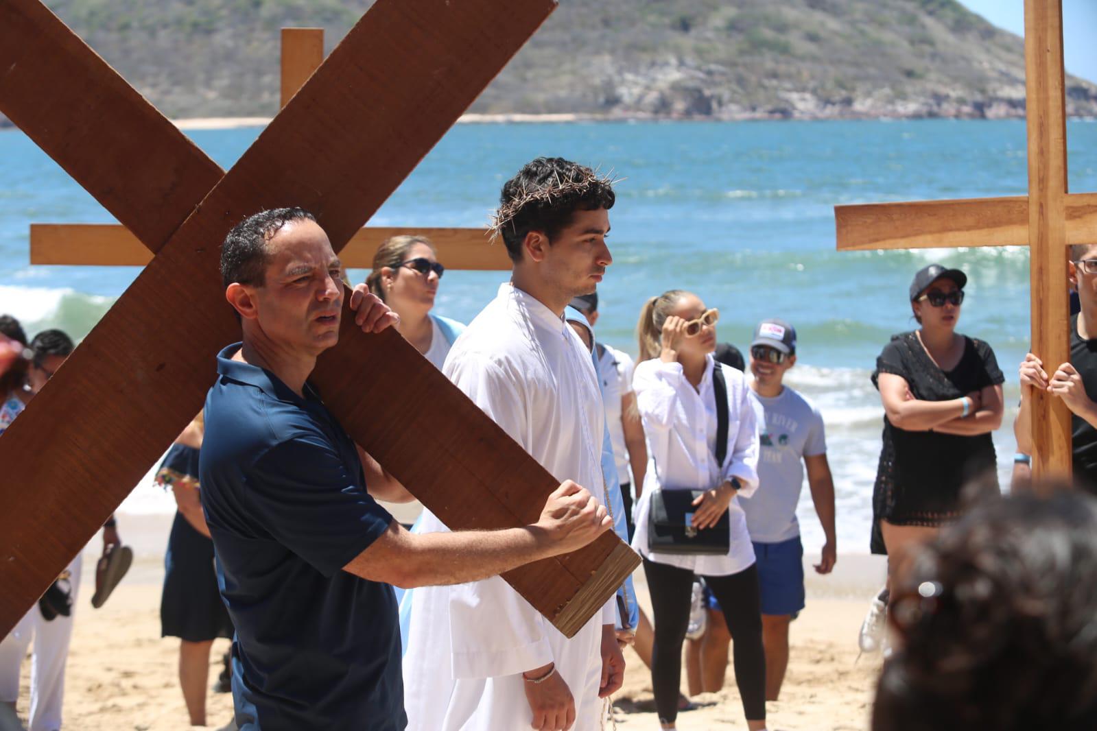 $!Llega Viacrucis de San Judas Tadeo a la playa de Zona Dorada