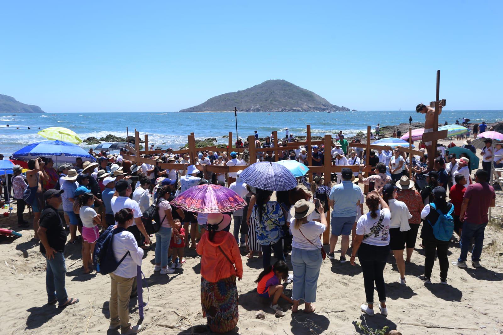 $!Llega Viacrucis de San Judas Tadeo a la playa de Zona Dorada