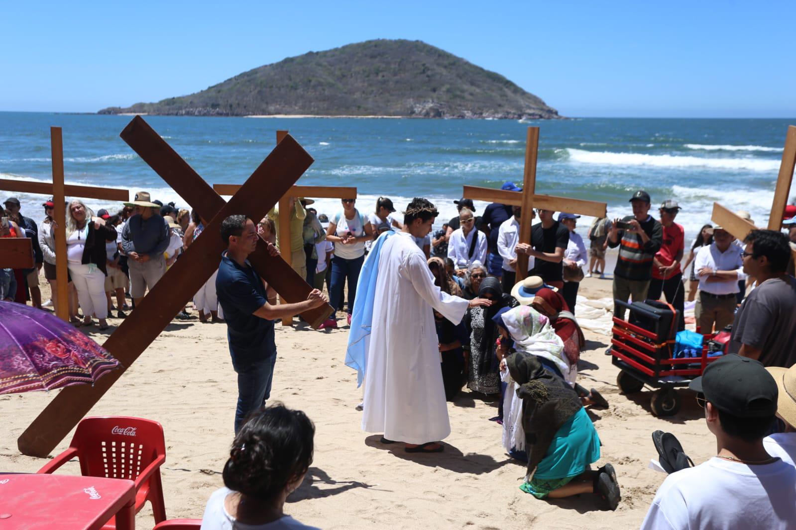 $!Llega Viacrucis de San Judas Tadeo a la playa de Zona Dorada