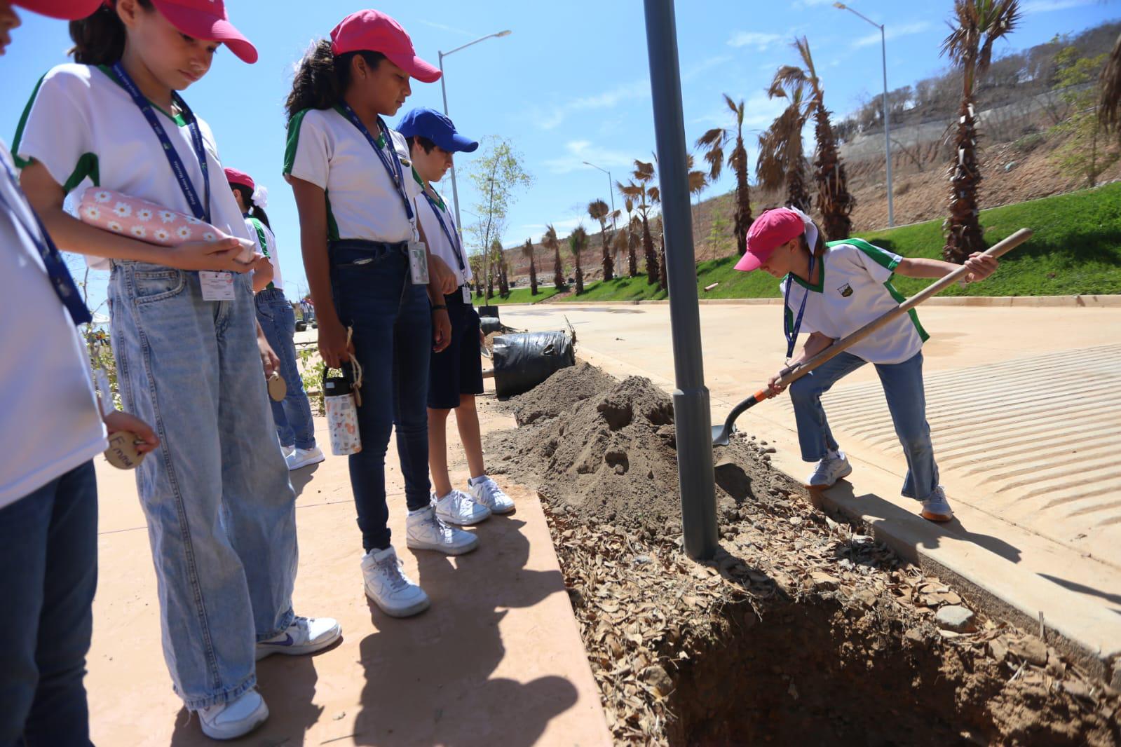 $!Reforestan alumnos del Colegio Andes área en El Cielo Parque Residencial