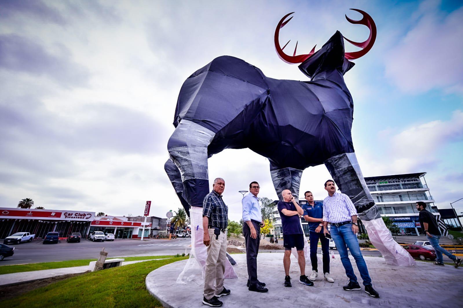 $!Supervisa Alcalde de Mazatlán los últimos detalles de la escultura del Venado