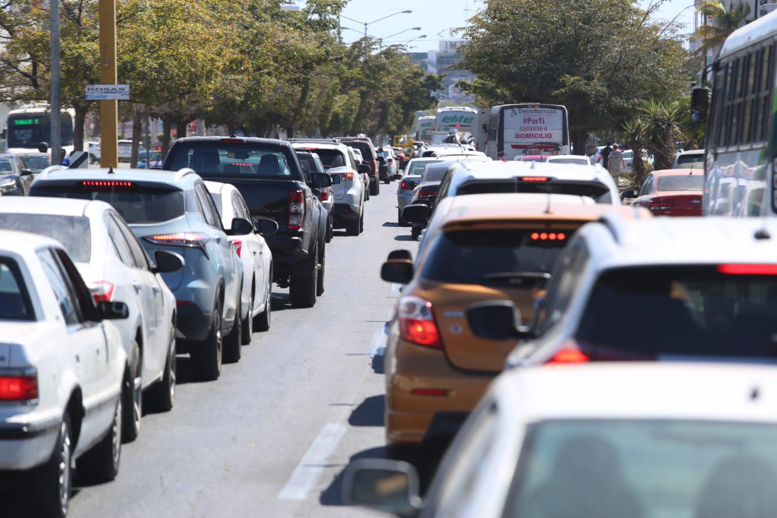 $!Cierran Avenida Leonismo Internacional y ocasiona caos vial por rutas alternas