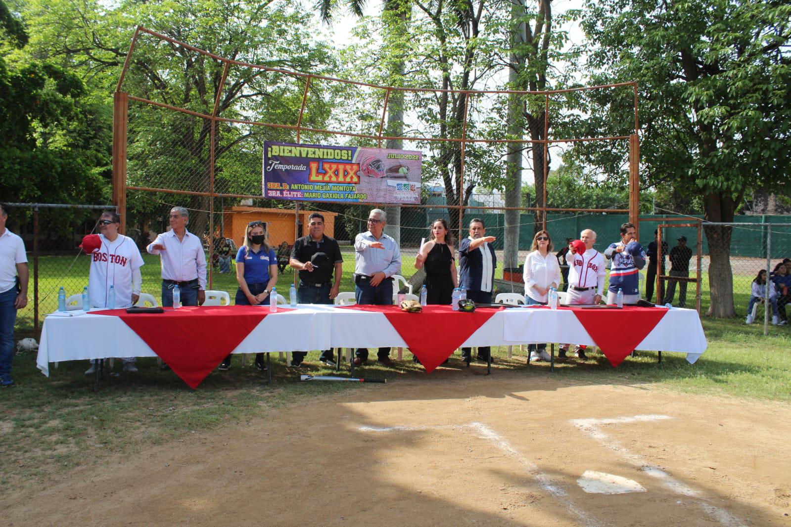 Antonio Mejía y Mario Gaxiola son homenajeados al inaugurarse el softbol  del Villa Universidad