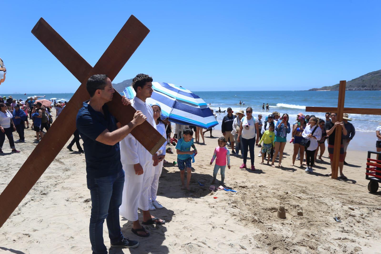 $!Llega Viacrucis de San Judas Tadeo a la playa de Zona Dorada