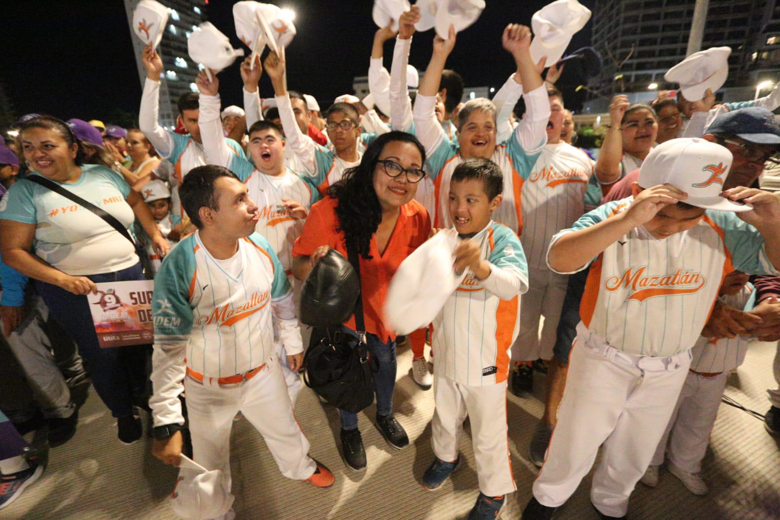 $!Conviven Súper Héroes alrededor del beisbol