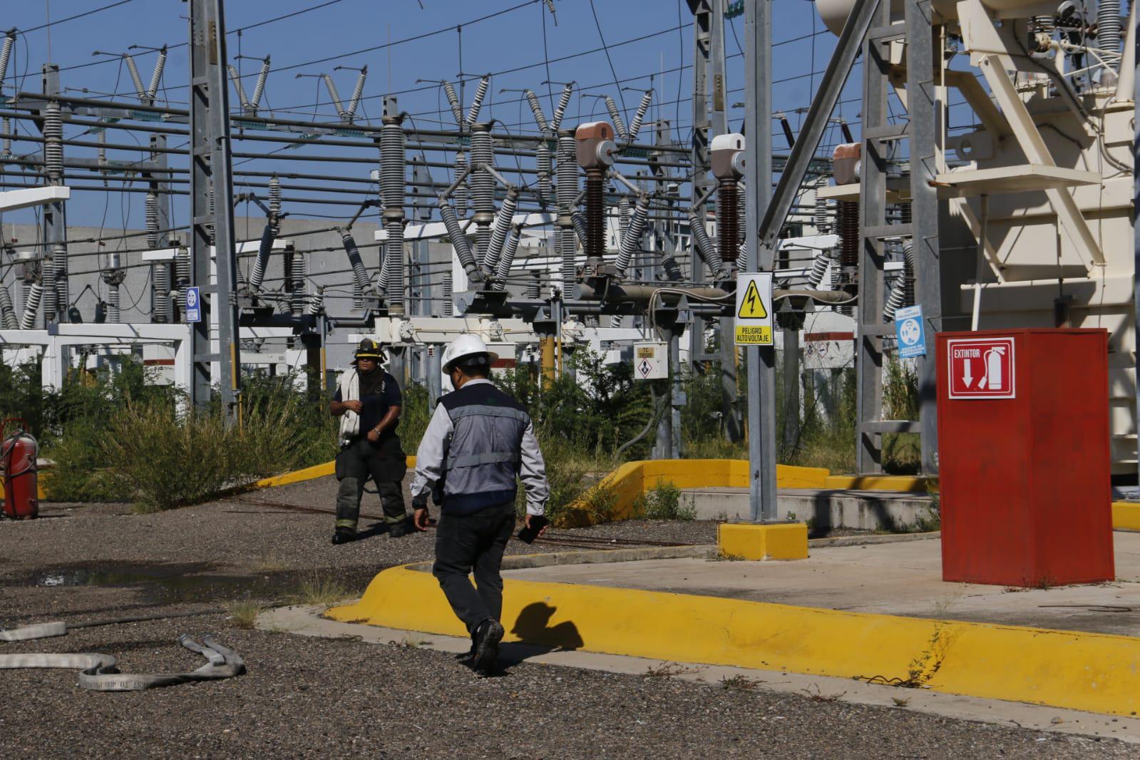 $!Se incendia subestación en el Tres Ríos, al norte de Culiacán, y se quedan sin luz