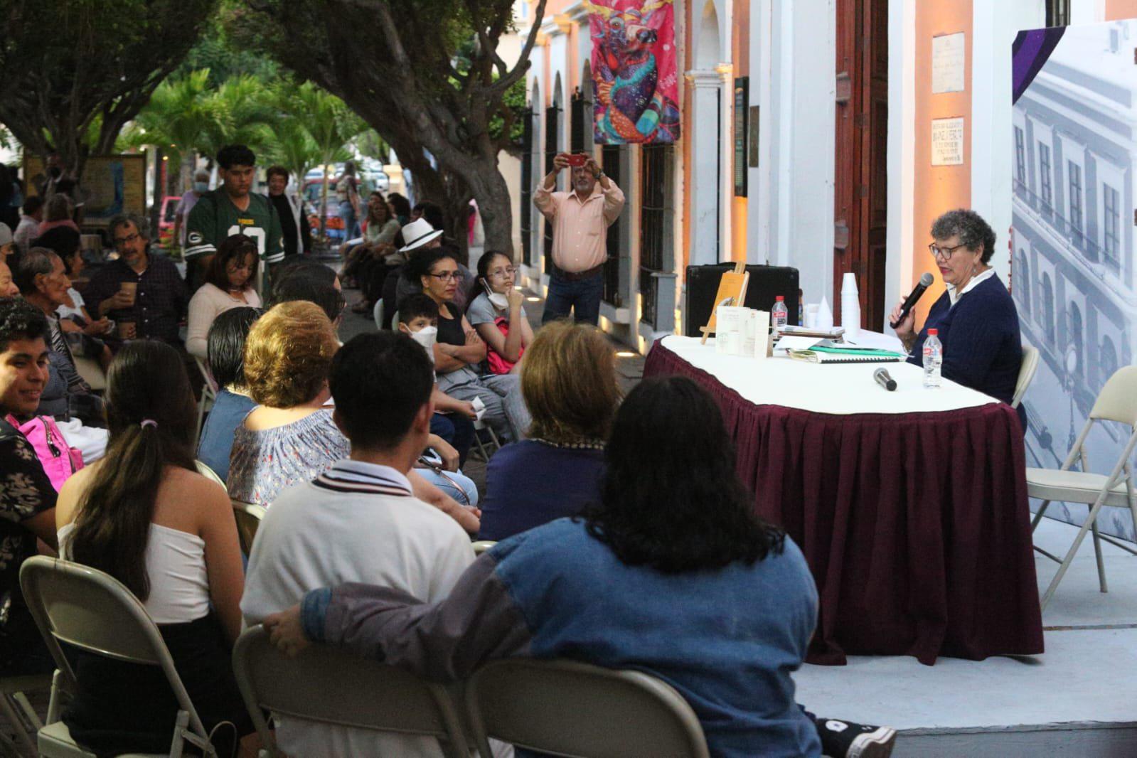 $!Una tarde llena de anécdotas protagonizó la maestra a las afueras del Teatro Ángela Peralta.