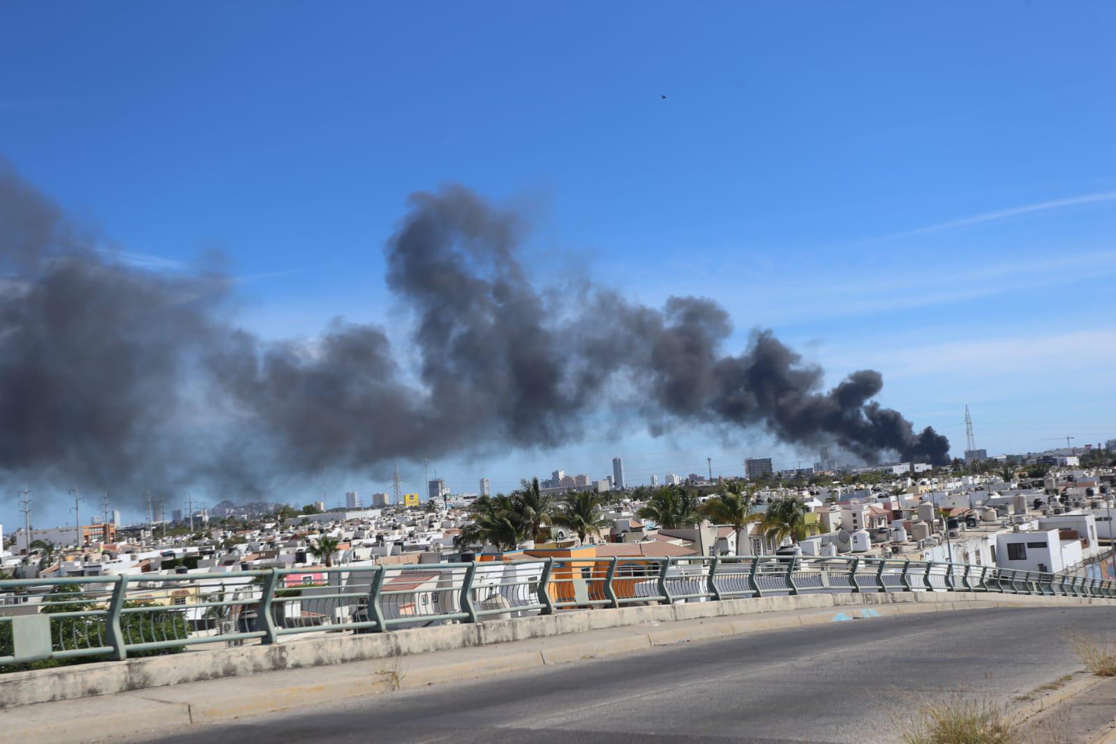 $!Se registra fuerte incendio en Mazatlán