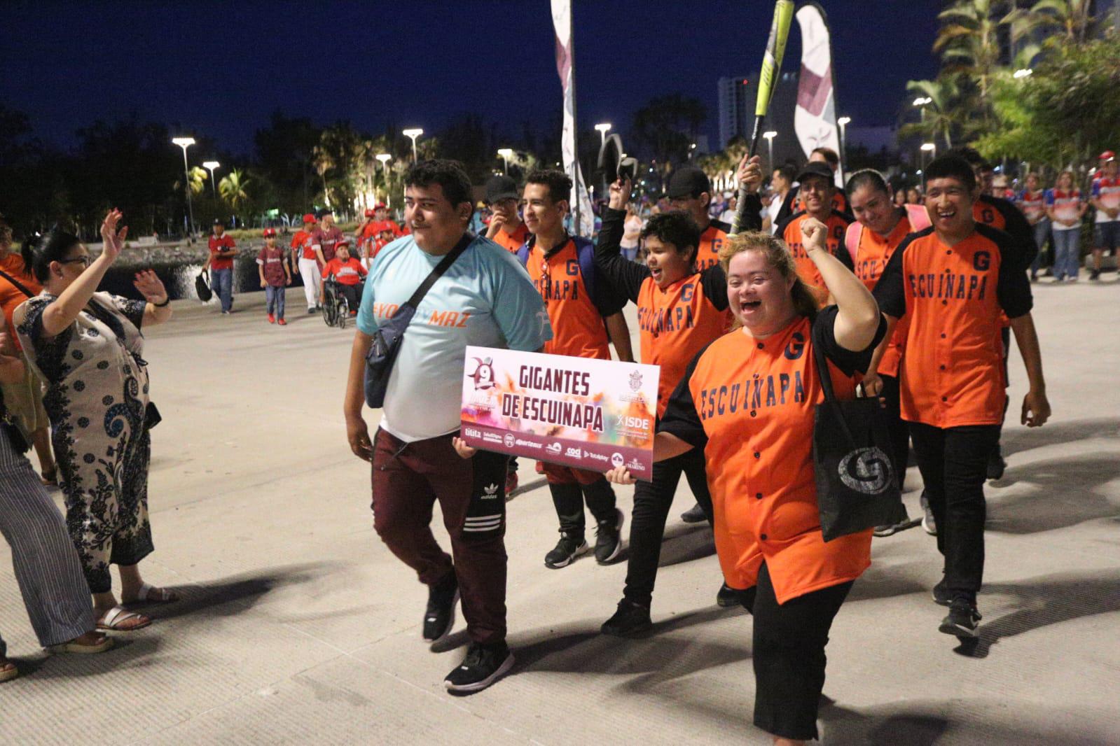 $!Conviven Súper Héroes alrededor del beisbol