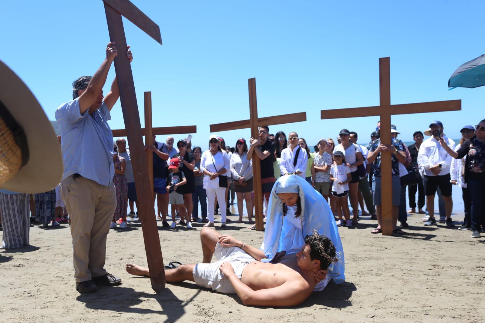 $!Llega Viacrucis de San Judas Tadeo a la playa de Zona Dorada