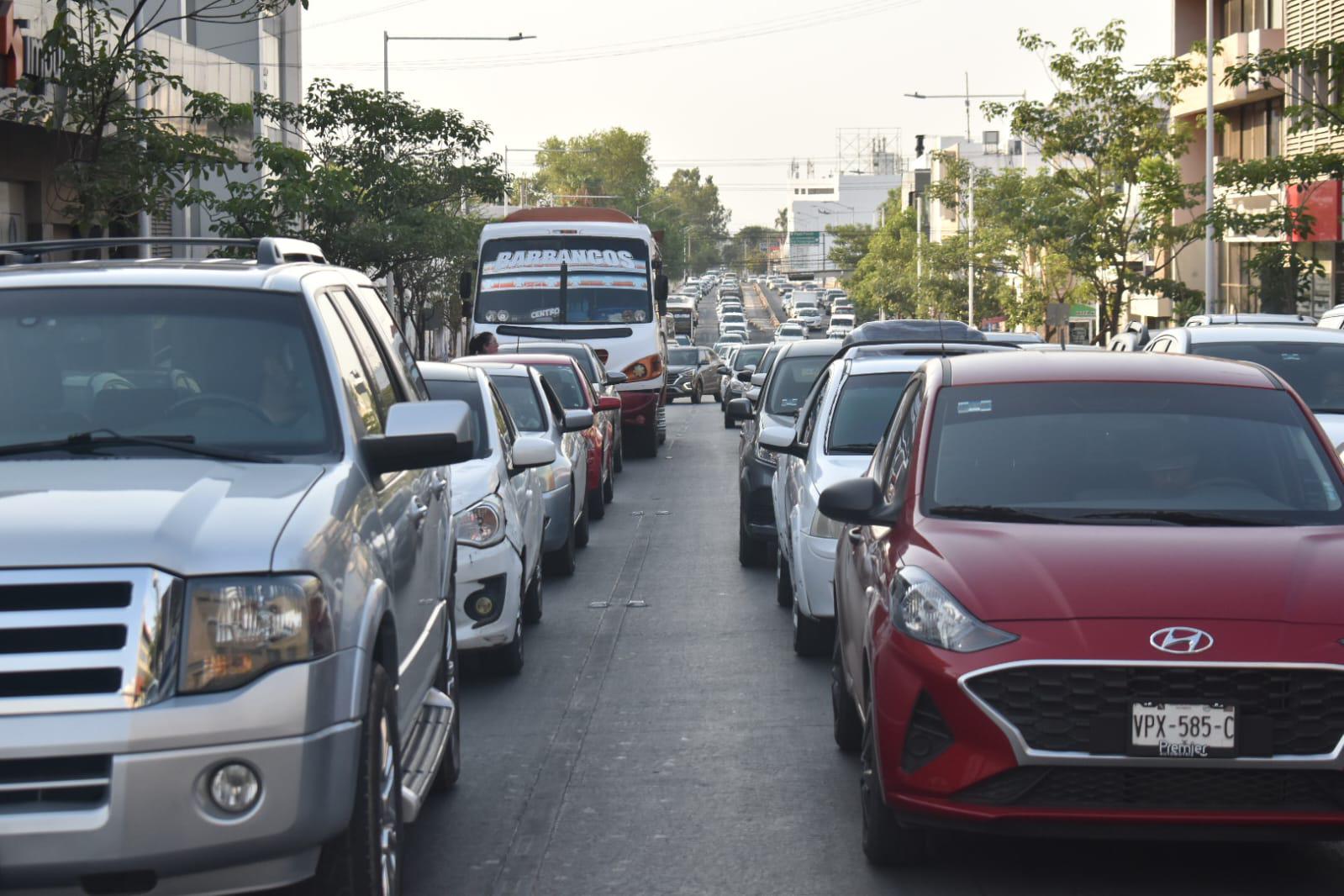 $!Previo al mitin de Adán Augusto, colapsa tráfico en Centro de Culiacán