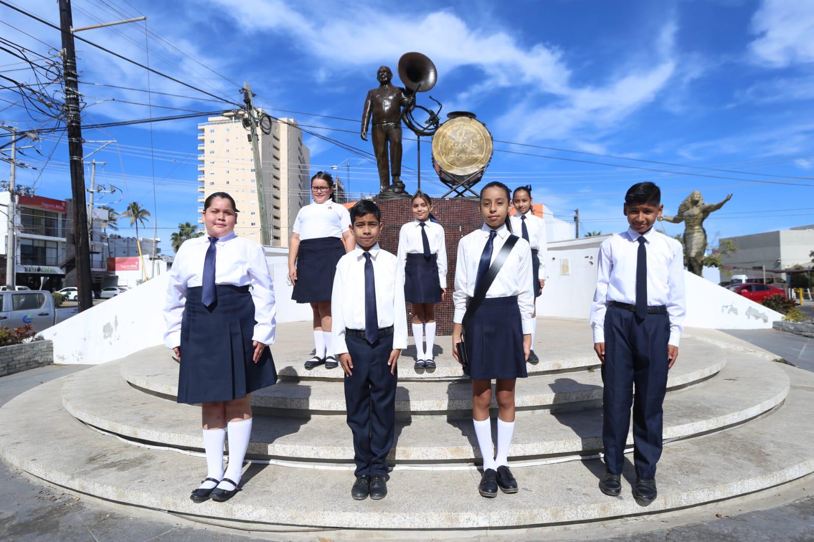 $!Desfilan escoltas de primarias resaltando la Bandera de México