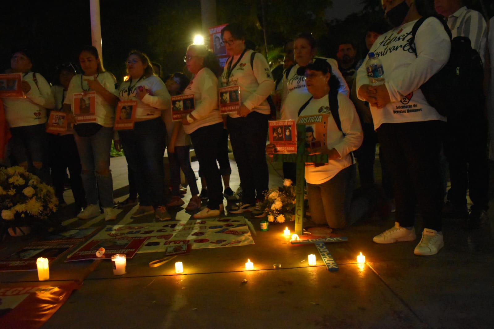 $!Crean camino de luz por las víctimas de desaparición forzada en Culiacán