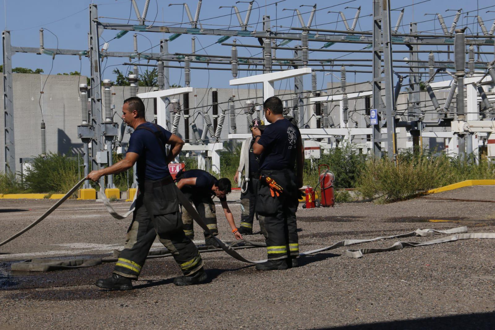 $!Se incendia subestación en el Tres Ríos, al norte de Culiacán, y se quedan sin luz