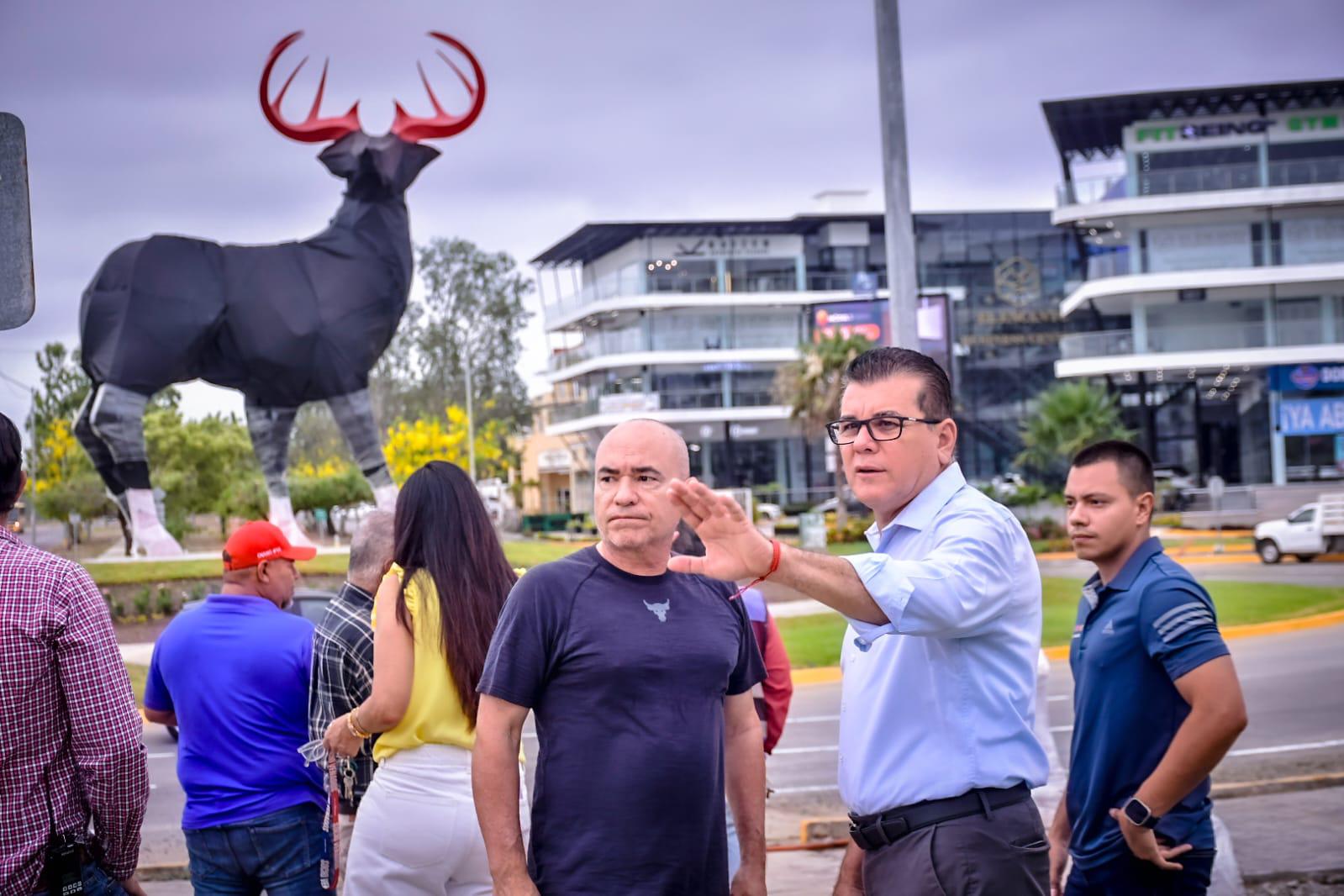 $!Supervisa Alcalde de Mazatlán los últimos detalles de la escultura del Venado