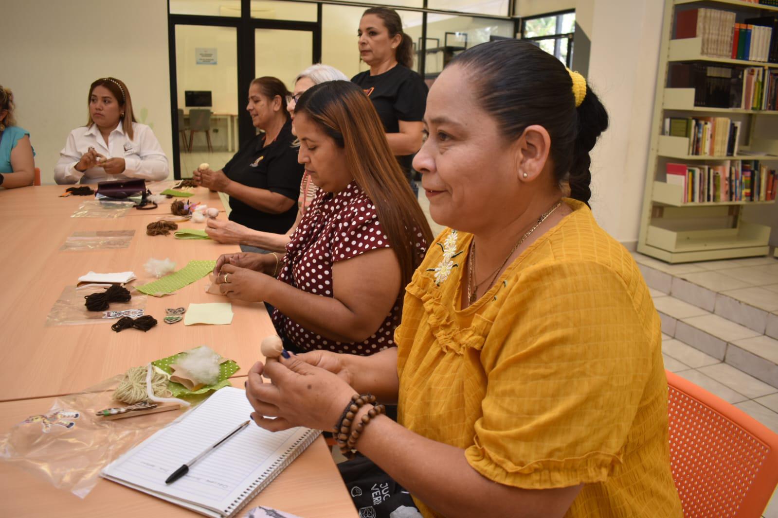 $!Imparte la artista plástica Vanessa Salas Orduño taller para crear muñecas