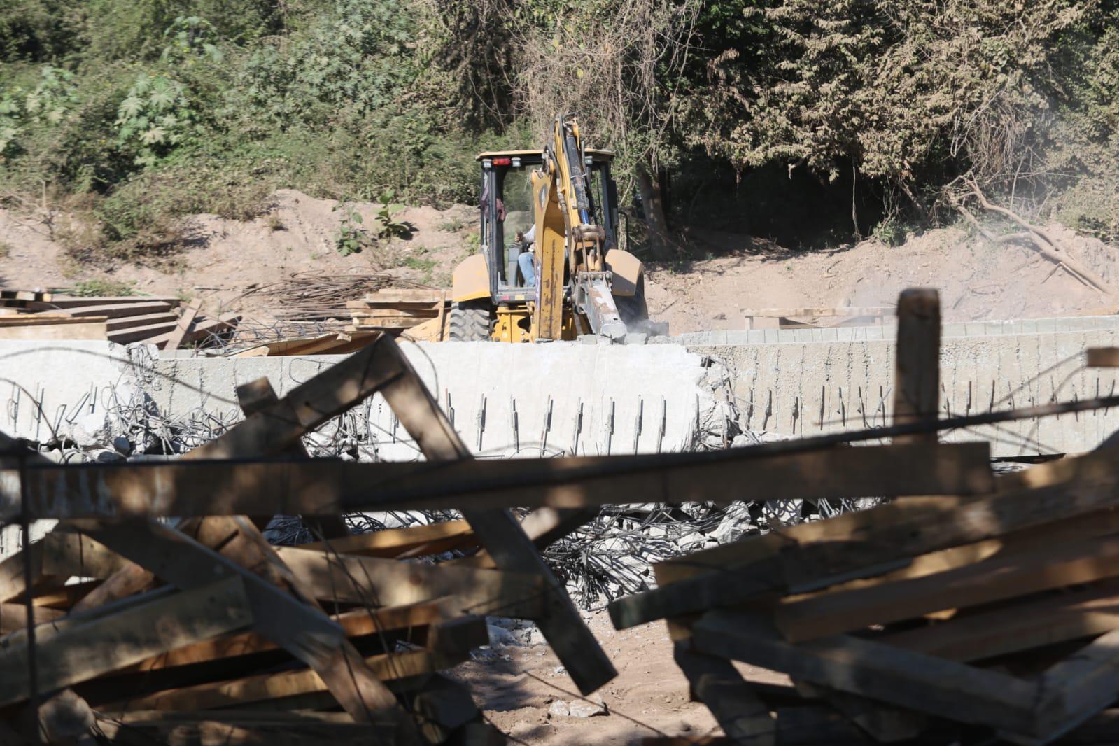 $!Demuelen trabes colapsadas en el puente El Quelite en Mazatlán