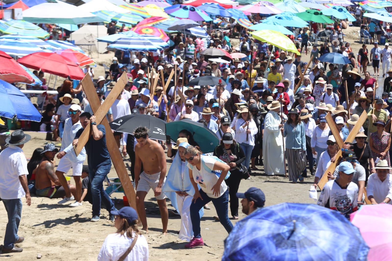 $!Llega Viacrucis de San Judas Tadeo a la playa de Zona Dorada