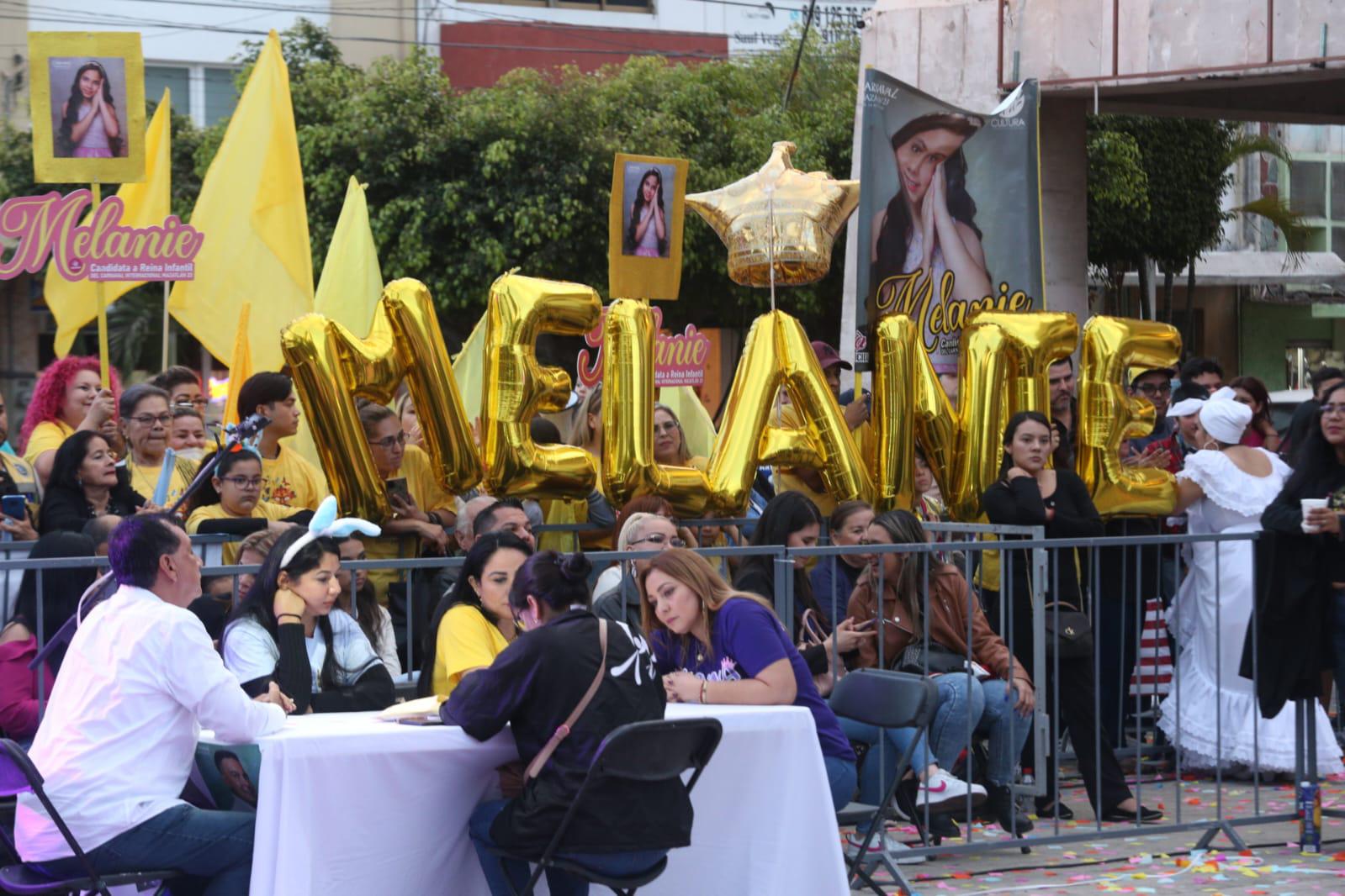 $!Las porras estuvieron apoyando en todo momento a sus candidatos mientras realizaban el conteo de los sobres en las mesas designadas.