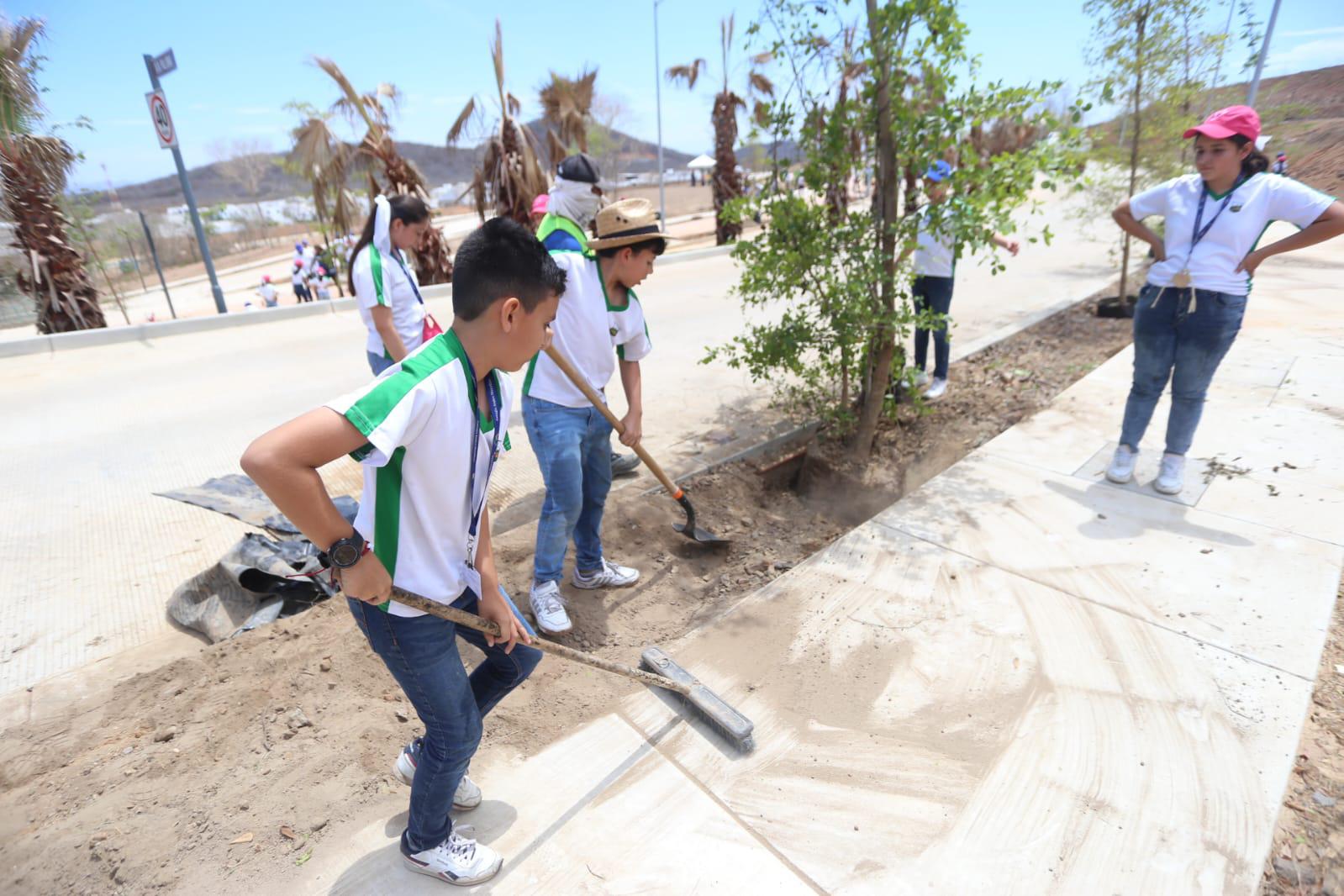 $!Reforestan alumnos del Colegio Andes área en El Cielo Parque Residencial