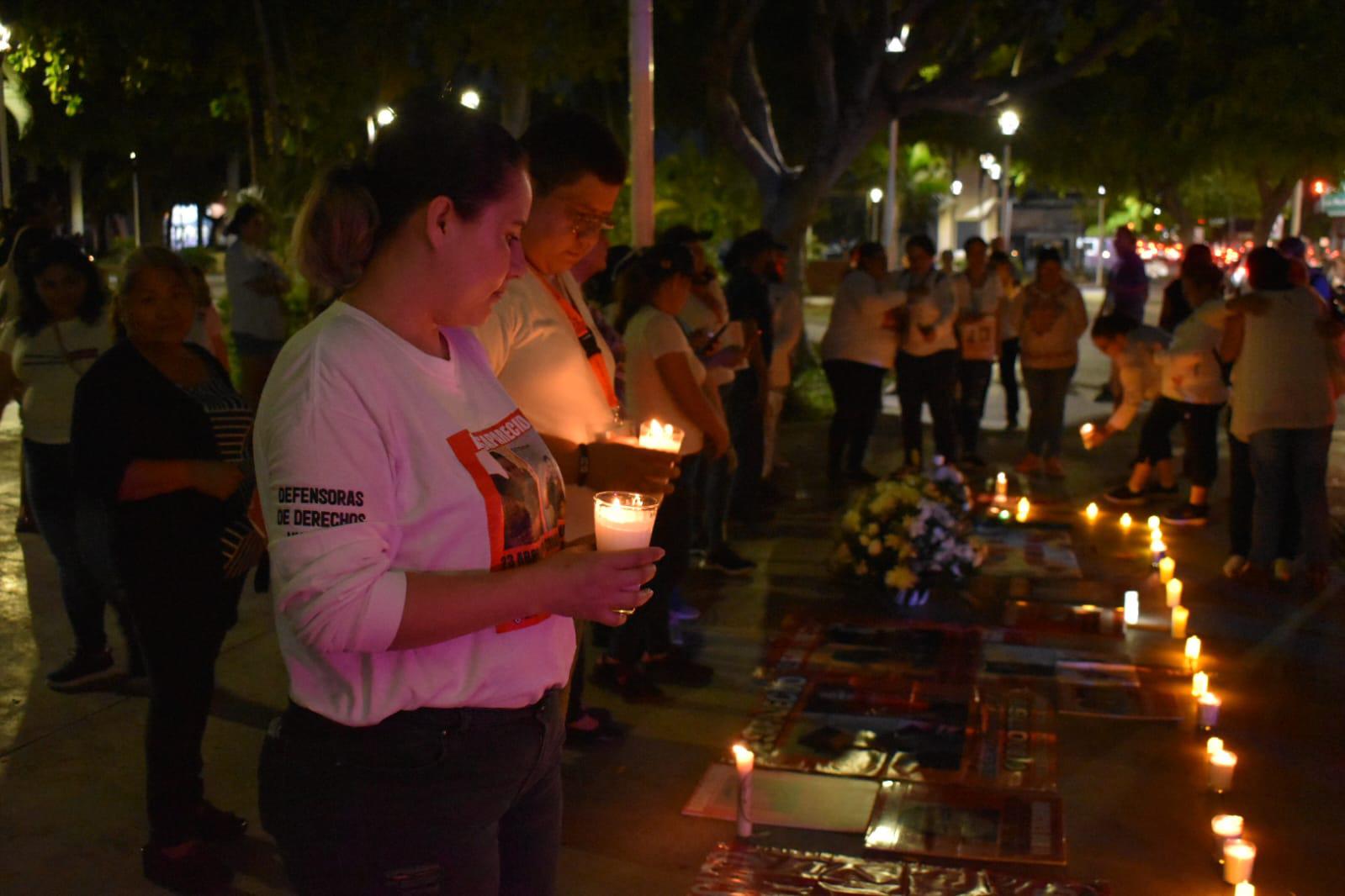 $!Crean camino de luz por las víctimas de desaparición forzada en Culiacán