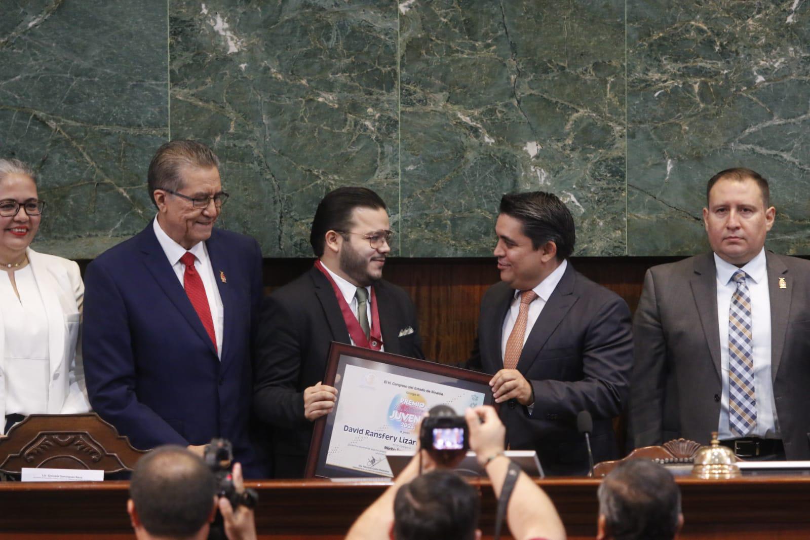 $!Entregan Premio al Mérito Juvenil 2023 que otorga el Congreso del Estado