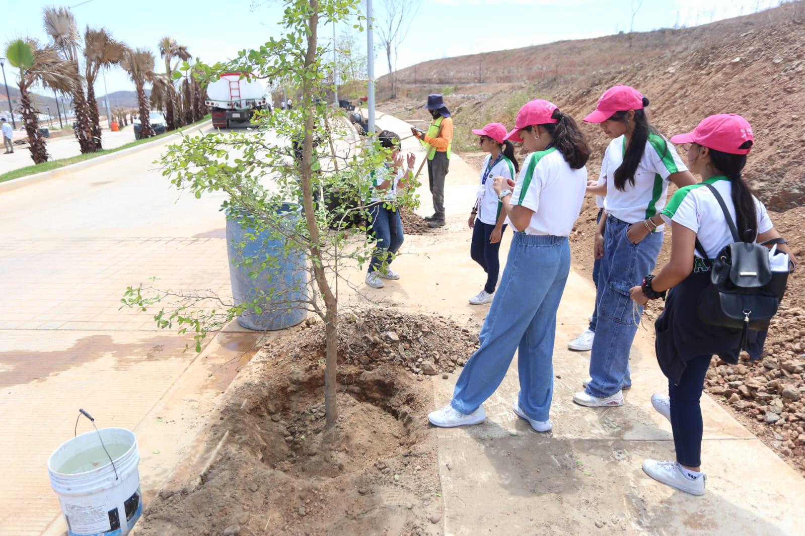 $!Reforestan alumnos del Colegio Andes área en El Cielo Parque Residencial