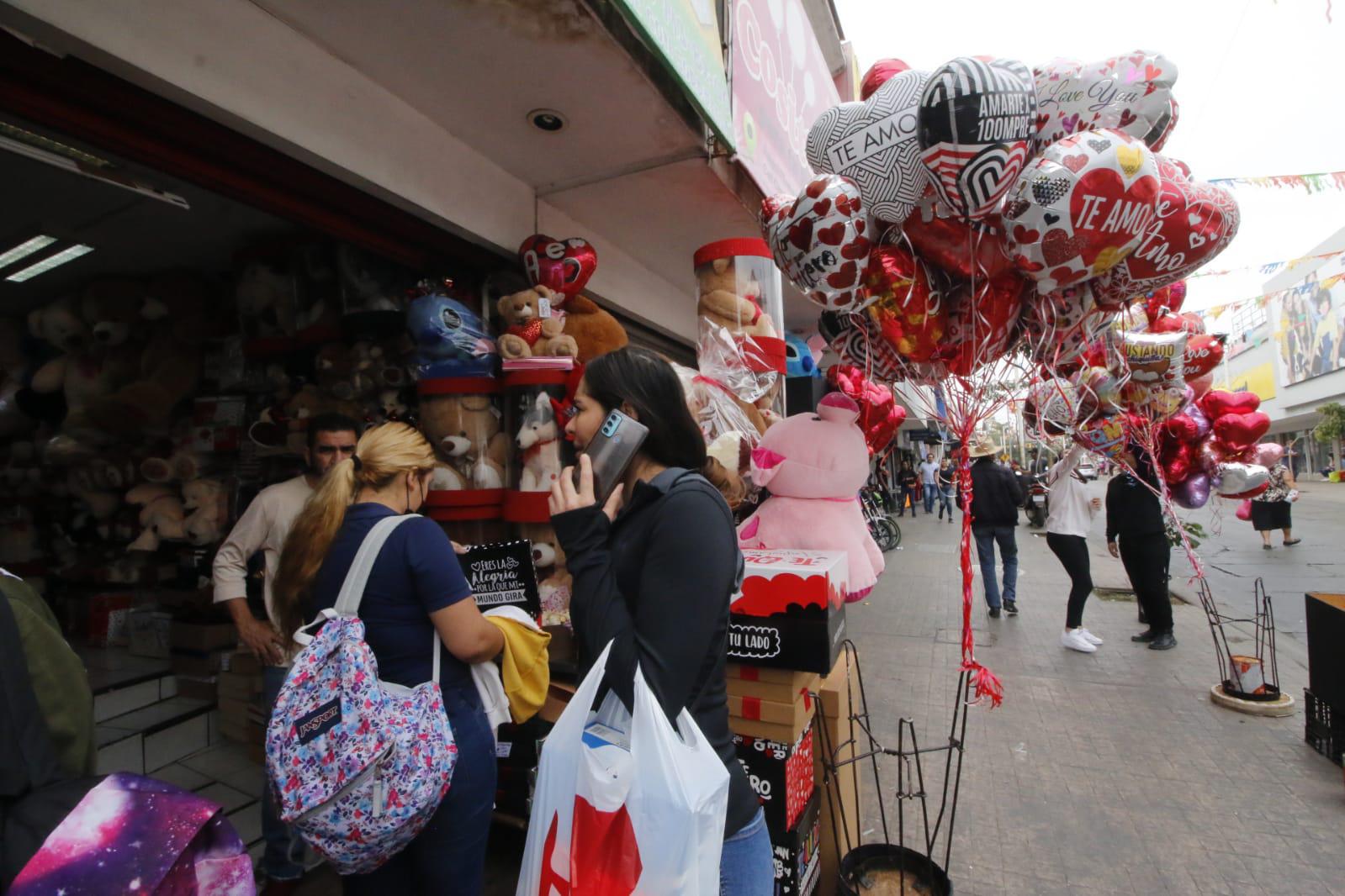 $!#Fotos | Inundan calles de Culiacán corazones y peluches previo al Día del Amor y la Amistad