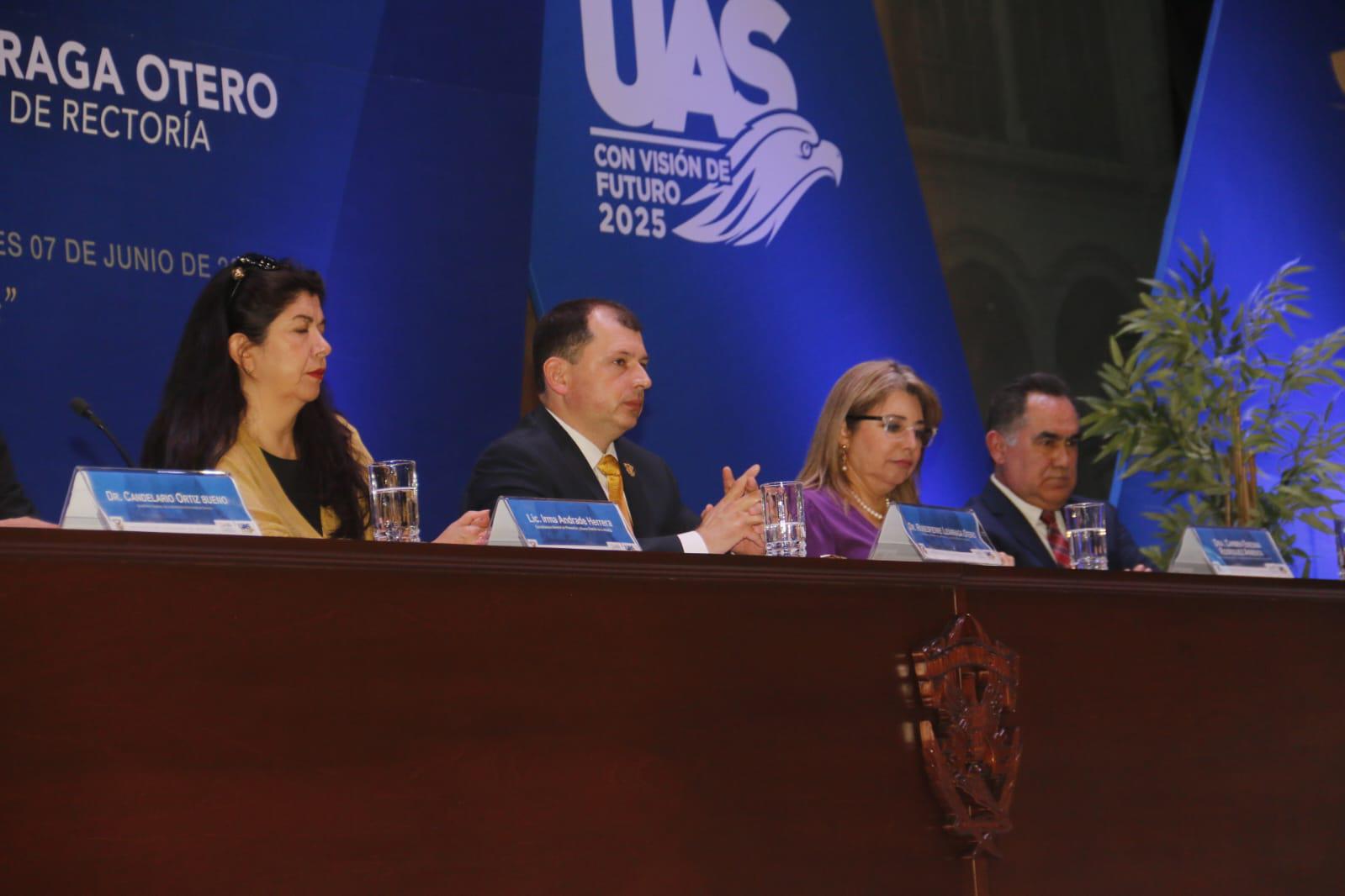 $!Acompañado de Madueña, presenta Robespierre Lizárraga informe de labores en la UAS