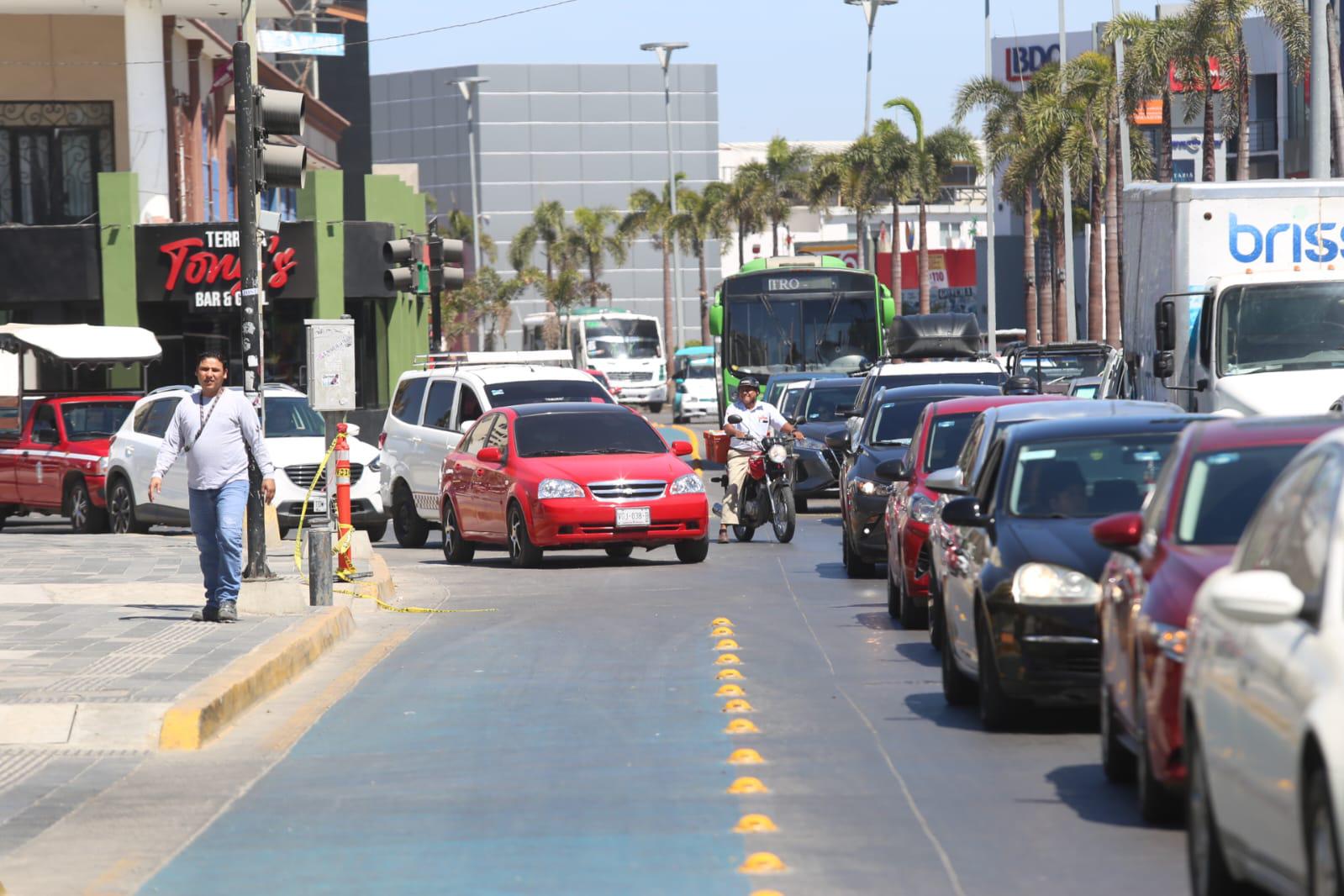 $!Hay fuerte congestionamiento en Zona Dorada de Mazatlán