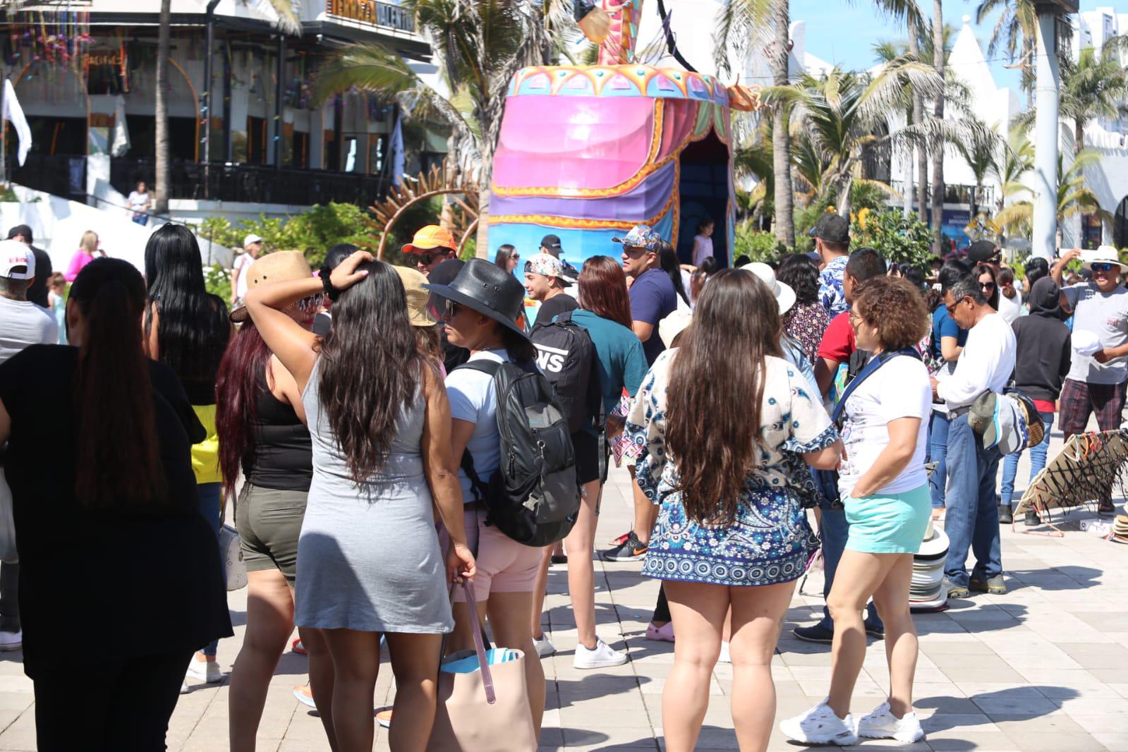 $!Tiene Mazatlán lleno total de turistas por Carnaval