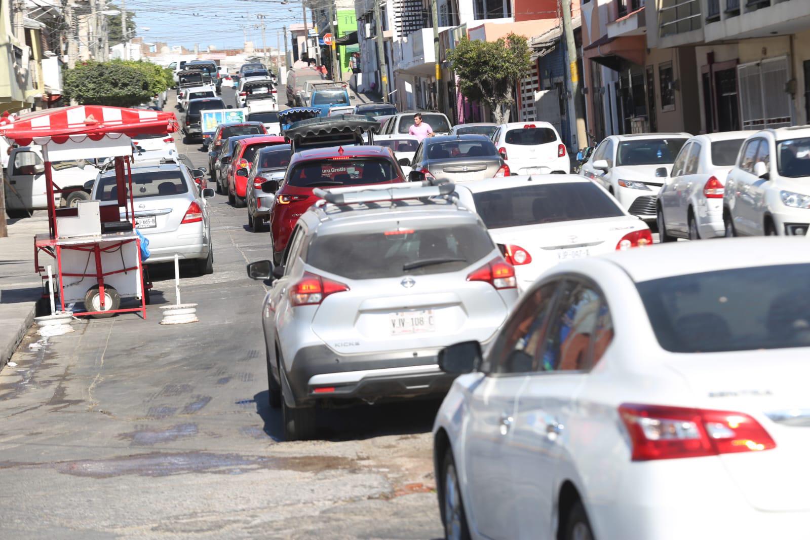 $!Ya está el caos vial por cierre del malecón, ¡sáquele la vuelta!