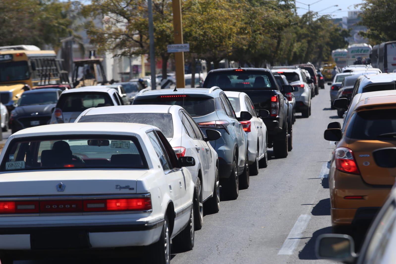 $!Cierran Avenida Leonismo Internacional y ocasiona caos vial por rutas alternas