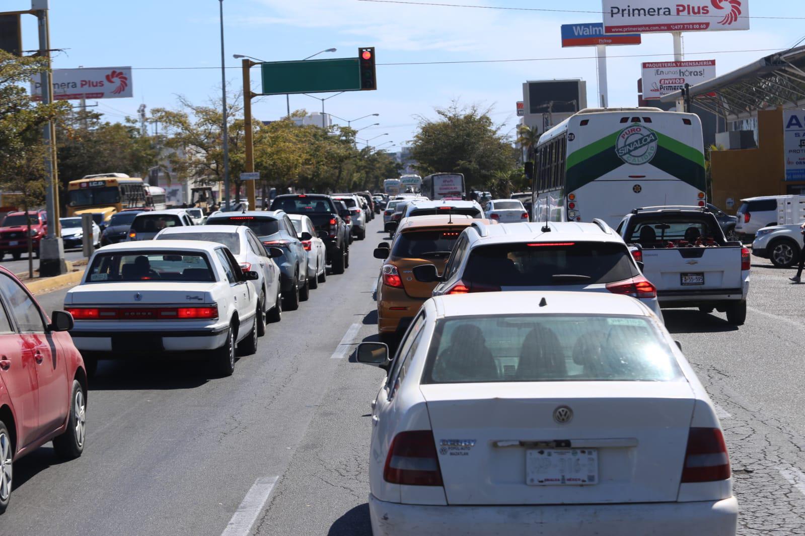 $!Cierran Avenida Leonismo Internacional y ocasiona caos vial por rutas alternas