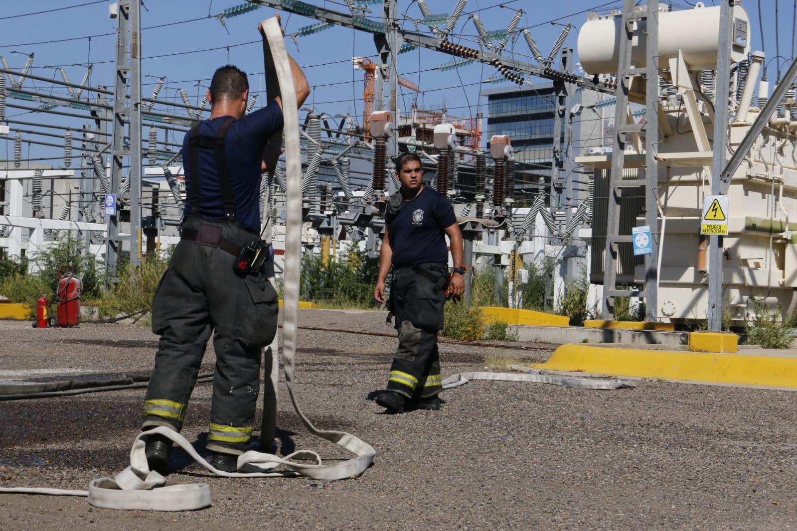 $!Se incendia subestación en el Tres Ríos, al norte de Culiacán, y se quedan sin luz