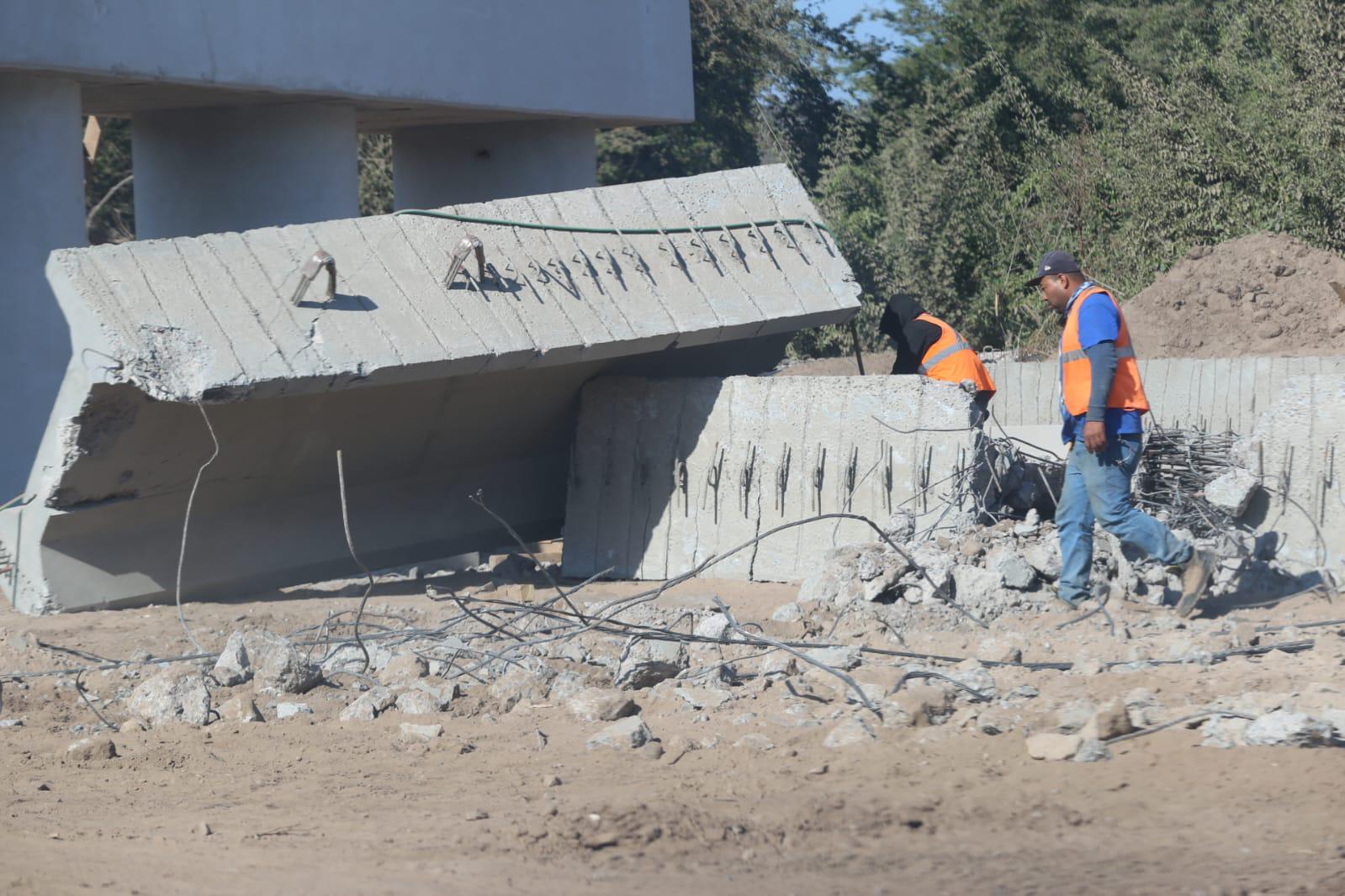 $!Demuelen trabes colapsadas en el puente El Quelite en Mazatlán