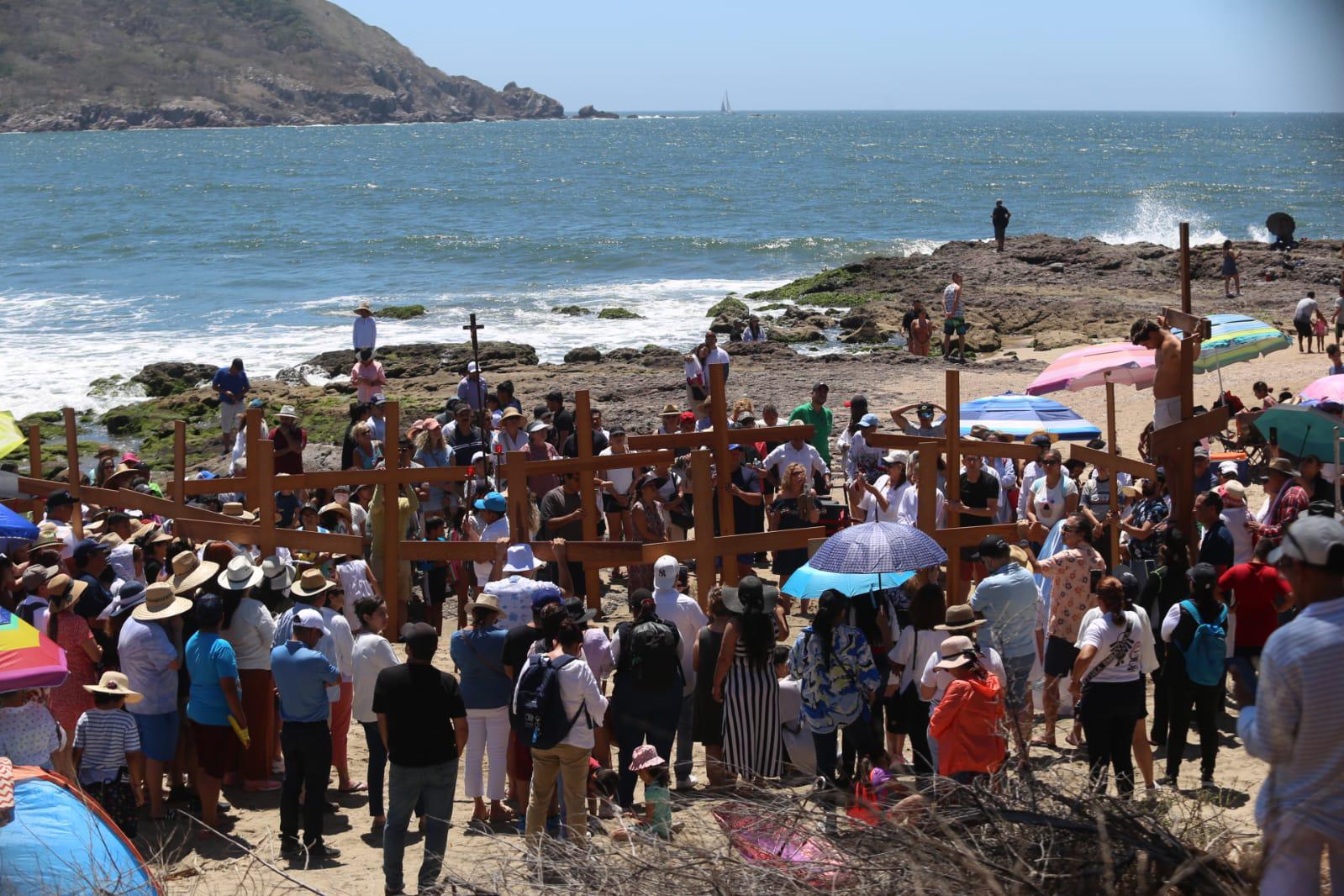 $!Llega Viacrucis de San Judas Tadeo a la playa de Zona Dorada