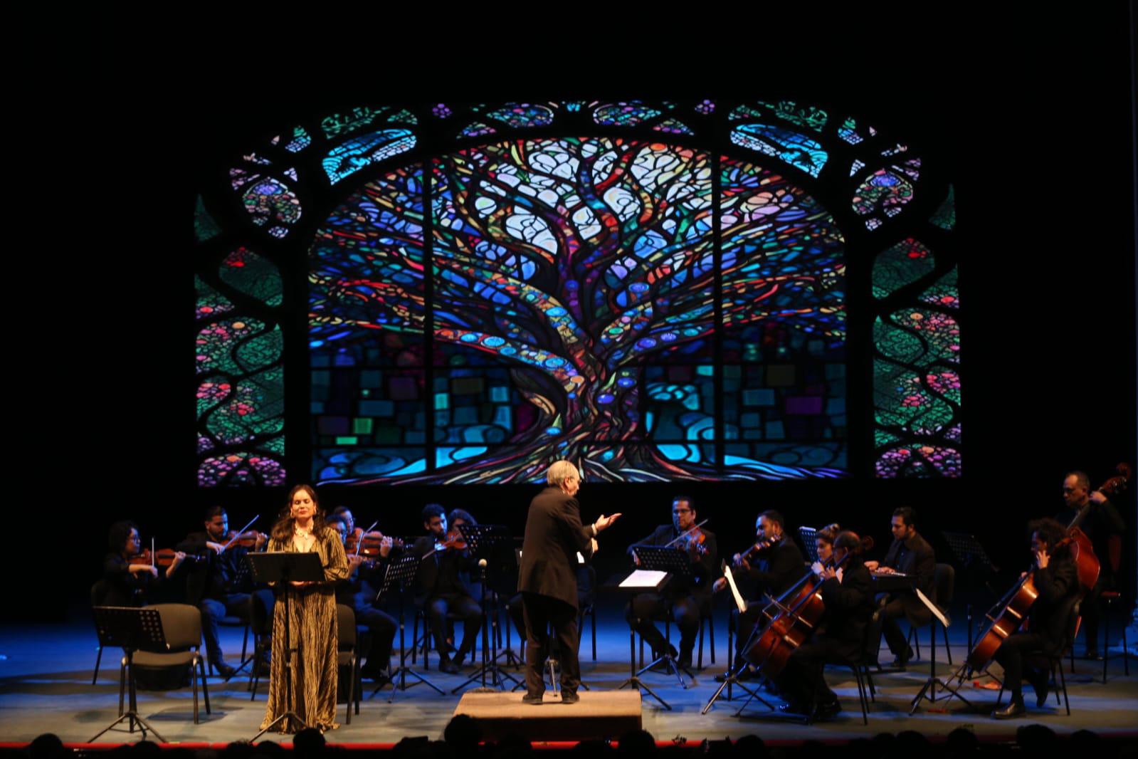 $!La Camerata Mazatlán dirigida por el maestro Gordon Campbell deleitó a los presentes en la velada.