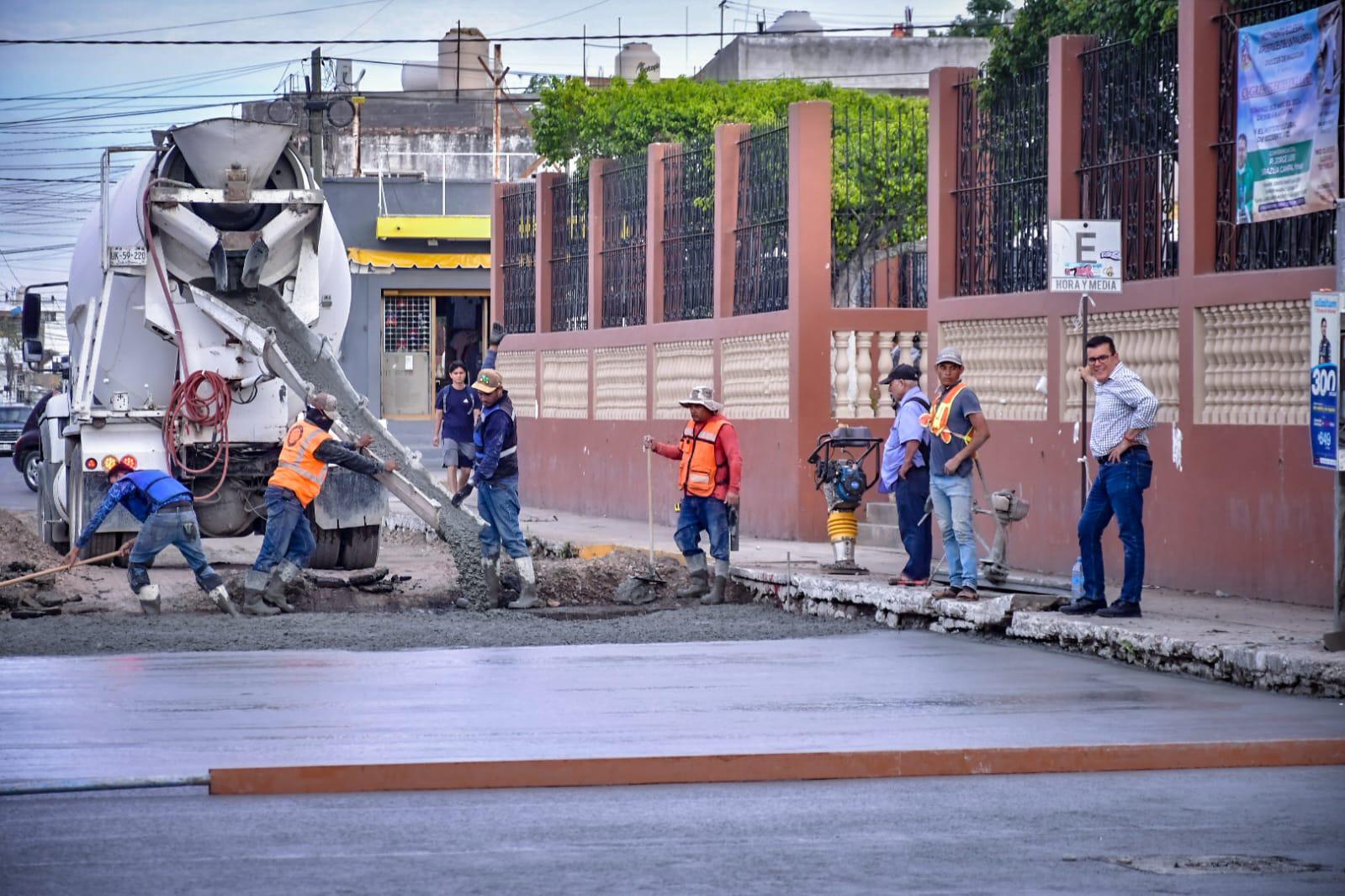 $!Rescatan crucero en la Juárez; reponen carpeta asfáltica por concreto hidráulico