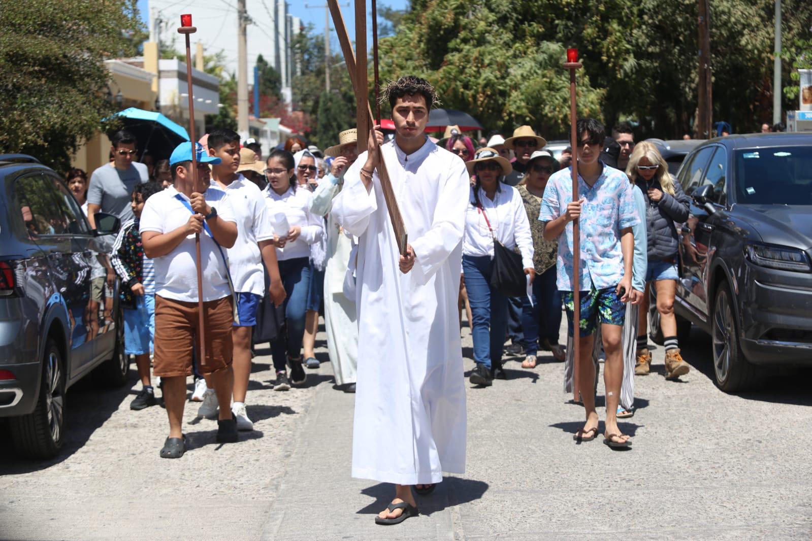 $!Llega Viacrucis de San Judas Tadeo a la playa de Zona Dorada